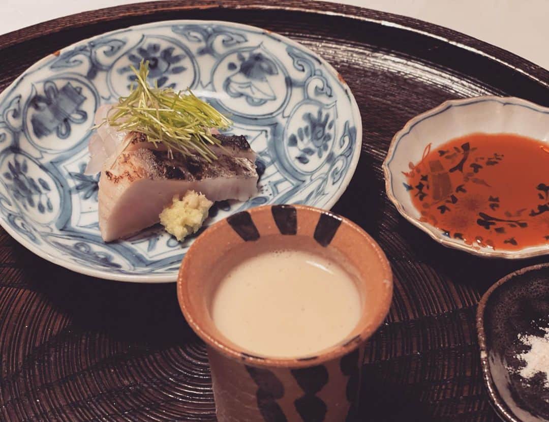 三浦瑠麗さんのインスタグラム写真 - (三浦瑠麗Instagram)「Bar山猫にて、夕食後のウイスキー。 晩ごはんは芹など、旬のお野菜と鯛のお刺身がおいしかった。」1月8日 11時34分 - lullymiura