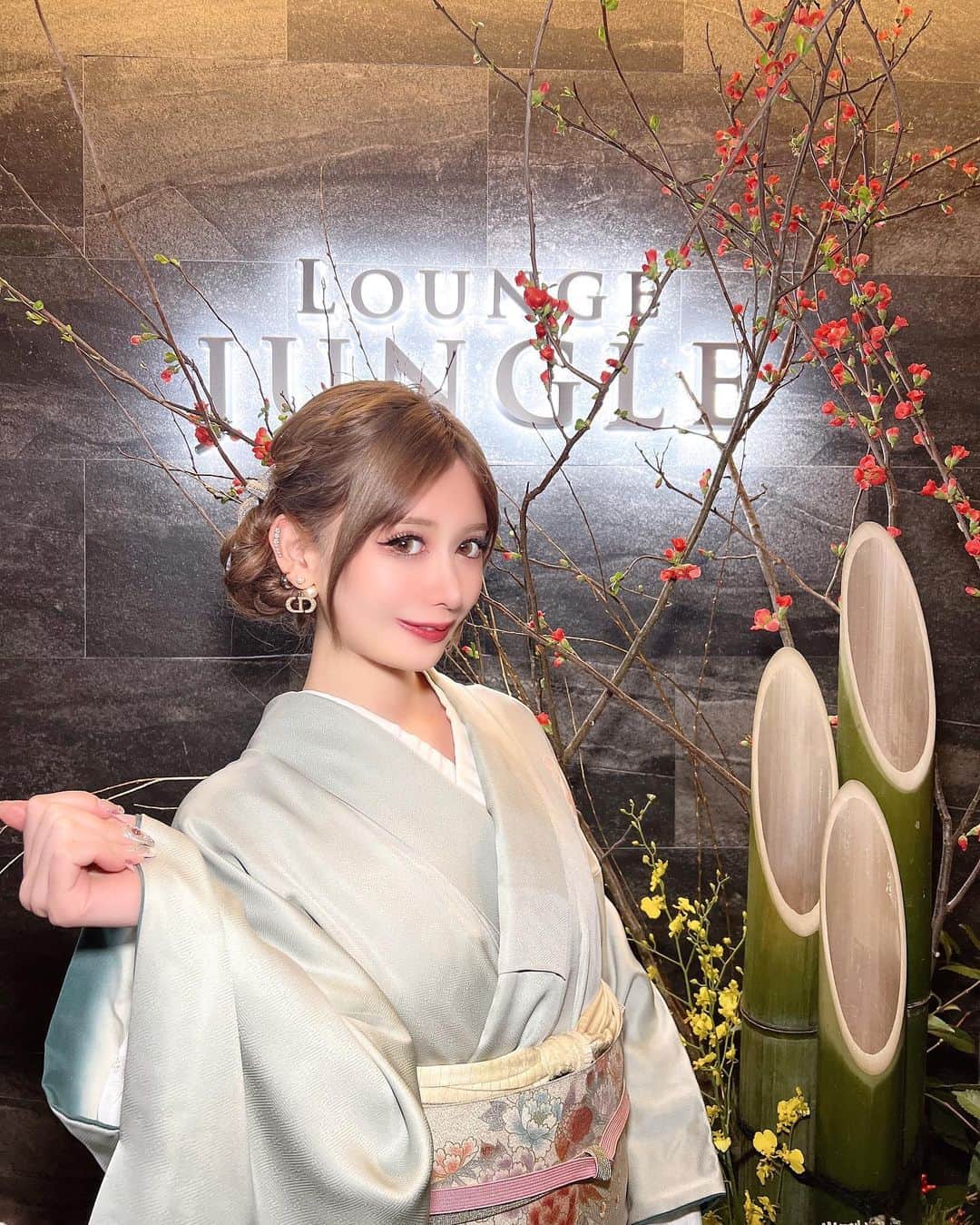 ゆうめろさんのインスタグラム写真 - (ゆうめろInstagram)「着物イベントありがとうございました👘✨ 今年は、去年の売上を超えるように頑張ります！🔥 1月は誕生月なので会いに来てくれると嬉しいです🥹 少しでも多く売り上げられるように頑張ります✨ ・ 📍 六本木3ー15ー25ベル六本木1階 ・ #ジャングルラウンジ #ラウンジ嬢 #キャバ嬢  #女子大生 #着物 #着物ヘアアレンジ」1月8日 12時44分 - yk.o0