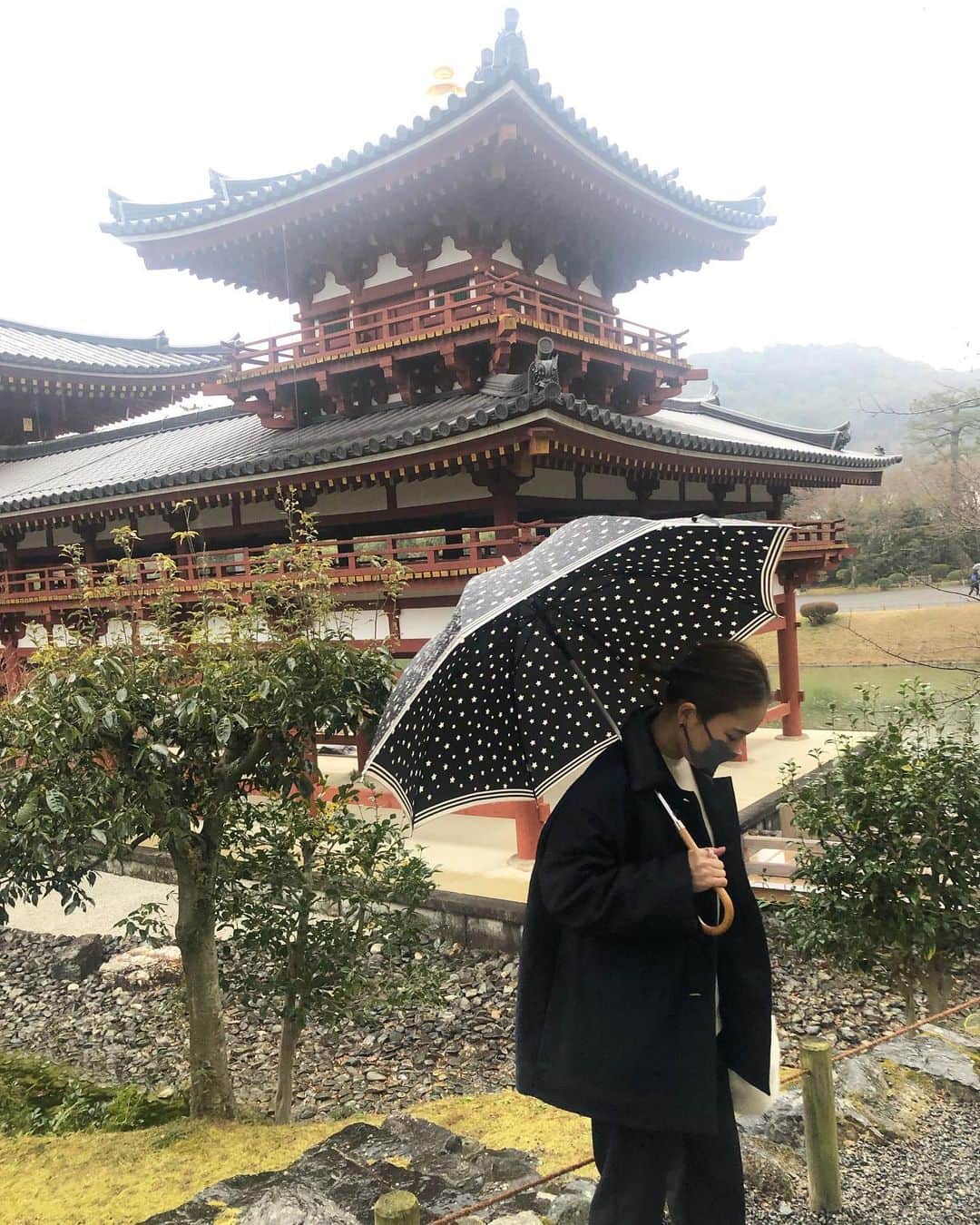 外村久美子さんのインスタグラム写真 - (外村久美子Instagram)「・ 小雨の京都。平等院鳳凰堂📍 ・ ・ #shirocon #yori_japan」1月8日 13時26分 - kummy153