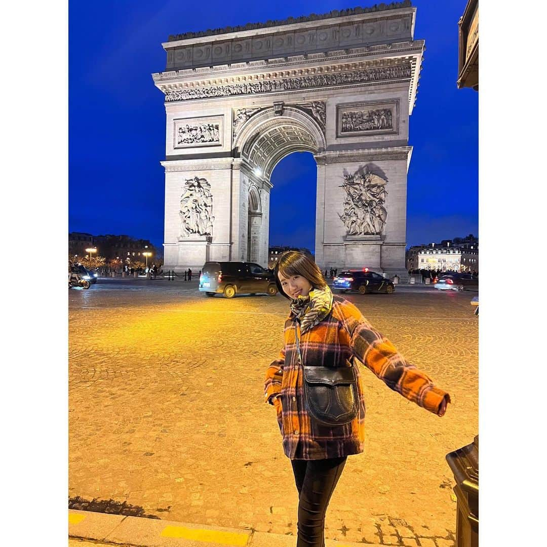 東留伽さんのインスタグラム写真 - (東留伽Instagram)「Paris & London の旅🇫🇷🇬🇧 ． 憧れのシャンゼリゼ通り。息しているだけで幸せでした。 ． ミュージカルの本場Londonでオペラ座の怪人を観たり、 Parisのモンマルトル広場で画家さんに絵を描いてもらったり。 ． ヴェルサイユ宮殿やオランジュリー美術館のモネの絵など、美しいものを観て心が満たされました。 ． BigBenの近くで行われる年越し花火も、エリザベス女王のスピーチと共に打ち上げられるなど感動的な演出でした。 ． ． ロンドンの友人に助けられながら、いっぱい刺激を受けて帰国しました✈️ ．  飛行機からオーロラが！！ 人生初が沢山詰まった旅でした😆 ． ． ． #ヨーロッパ #旅行  #london #paris  #エッフェル塔 #凱旋門 #シャンゼリゼ通り #オペラガルニエ #オランジュリー美術館 #monet」1月8日 14時19分 - azumaruka_abc