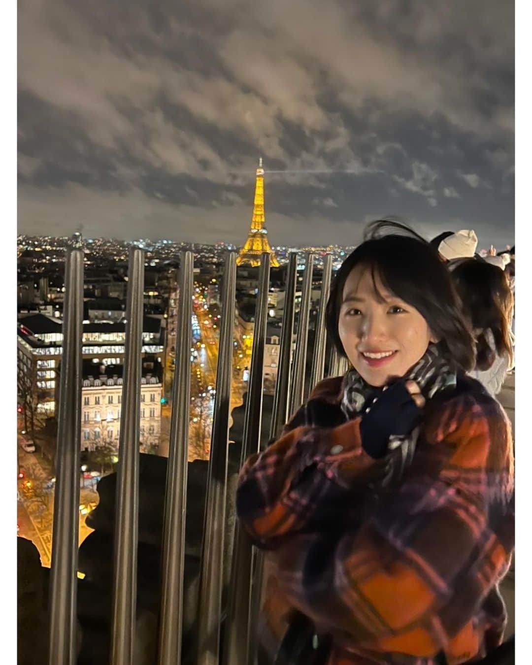 東留伽さんのインスタグラム写真 - (東留伽Instagram)「Paris & London の旅🇫🇷🇬🇧 ． 憧れのシャンゼリゼ通り。息しているだけで幸せでした。 ． ミュージカルの本場Londonでオペラ座の怪人を観たり、 Parisのモンマルトル広場で画家さんに絵を描いてもらったり。 ． ヴェルサイユ宮殿やオランジュリー美術館のモネの絵など、美しいものを観て心が満たされました。 ． BigBenの近くで行われる年越し花火も、エリザベス女王のスピーチと共に打ち上げられるなど感動的な演出でした。 ． ． ロンドンの友人に助けられながら、いっぱい刺激を受けて帰国しました✈️ ．  飛行機からオーロラが！！ 人生初が沢山詰まった旅でした😆 ． ． ． #ヨーロッパ #旅行  #london #paris  #エッフェル塔 #凱旋門 #シャンゼリゼ通り #オペラガルニエ #オランジュリー美術館 #monet」1月8日 14時19分 - azumaruka_abc