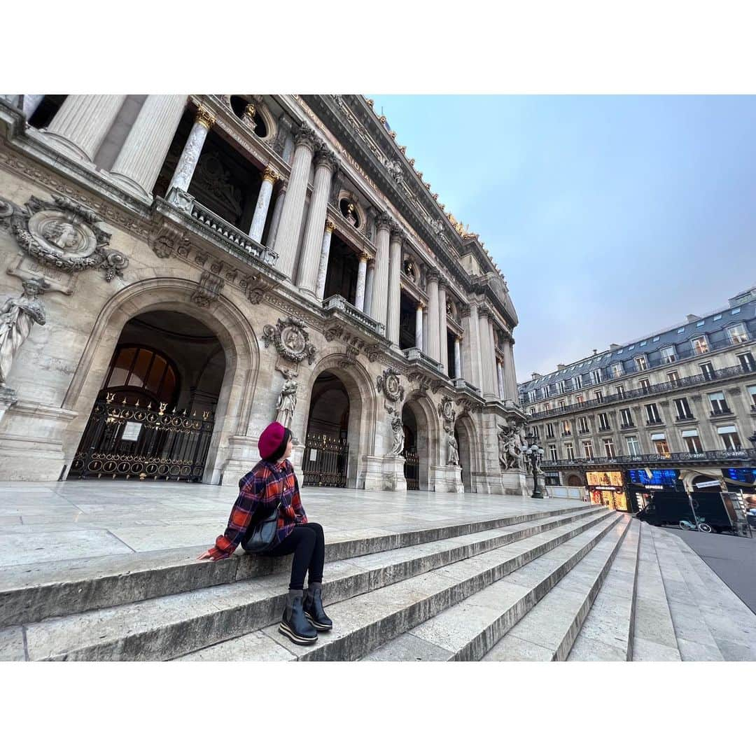 東留伽さんのインスタグラム写真 - (東留伽Instagram)「Paris & London の旅🇫🇷🇬🇧 ． 憧れのシャンゼリゼ通り。息しているだけで幸せでした。 ． ミュージカルの本場Londonでオペラ座の怪人を観たり、 Parisのモンマルトル広場で画家さんに絵を描いてもらったり。 ． ヴェルサイユ宮殿やオランジュリー美術館のモネの絵など、美しいものを観て心が満たされました。 ． BigBenの近くで行われる年越し花火も、エリザベス女王のスピーチと共に打ち上げられるなど感動的な演出でした。 ． ． ロンドンの友人に助けられながら、いっぱい刺激を受けて帰国しました✈️ ．  飛行機からオーロラが！！ 人生初が沢山詰まった旅でした😆 ． ． ． #ヨーロッパ #旅行  #london #paris  #エッフェル塔 #凱旋門 #シャンゼリゼ通り #オペラガルニエ #オランジュリー美術館 #monet」1月8日 14時19分 - azumaruka_abc