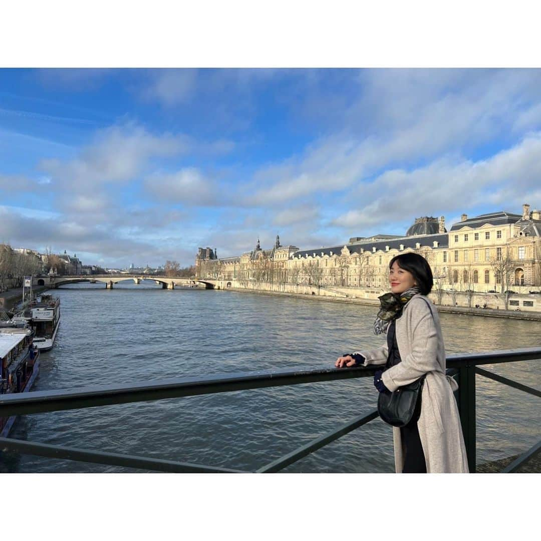 東留伽さんのインスタグラム写真 - (東留伽Instagram)「Paris & London の旅🇫🇷🇬🇧 ． 憧れのシャンゼリゼ通り。息しているだけで幸せでした。 ． ミュージカルの本場Londonでオペラ座の怪人を観たり、 Parisのモンマルトル広場で画家さんに絵を描いてもらったり。 ． ヴェルサイユ宮殿やオランジュリー美術館のモネの絵など、美しいものを観て心が満たされました。 ． BigBenの近くで行われる年越し花火も、エリザベス女王のスピーチと共に打ち上げられるなど感動的な演出でした。 ． ． ロンドンの友人に助けられながら、いっぱい刺激を受けて帰国しました✈️ ．  飛行機からオーロラが！！ 人生初が沢山詰まった旅でした😆 ． ． ． #ヨーロッパ #旅行  #london #paris  #エッフェル塔 #凱旋門 #シャンゼリゼ通り #オペラガルニエ #オランジュリー美術館 #monet」1月8日 14時19分 - azumaruka_abc