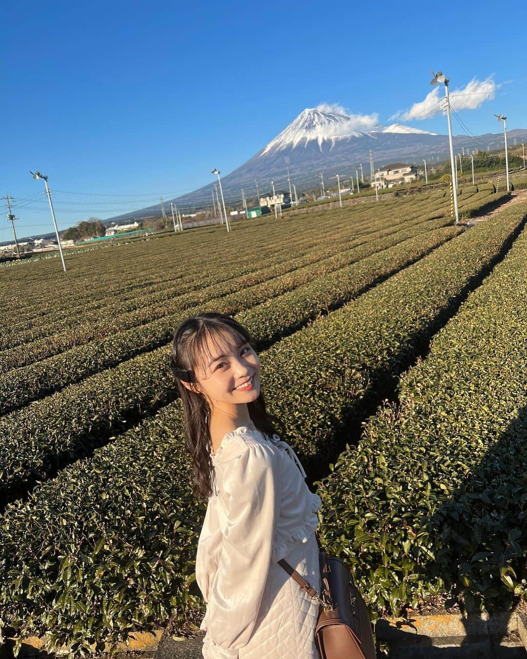 林芽亜里さんのインスタグラム写真 - (林芽亜里Instagram)「🎀 ⁡ この間ちょっと話したミニ弾丸旅行の写真✌️ ⁡ 富士山を見に新幹線を降りた場所は新富士🗻！！ ⁡ 本当に当日決めて富士山だけ見て帰ってきました🏠 ⁡ とーっても綺麗でとーっても大きくて圧倒されました🥹しかもとってもいいお天気で、、🌞 ⁡ ⁡ 帰る頃にはちょっぴり染まっててこれまた素敵でした✨ ⁡ #林芽亜里 #弾丸旅行 #富士山 #日本一の山」1月8日 17時23分 - meari__hayashi