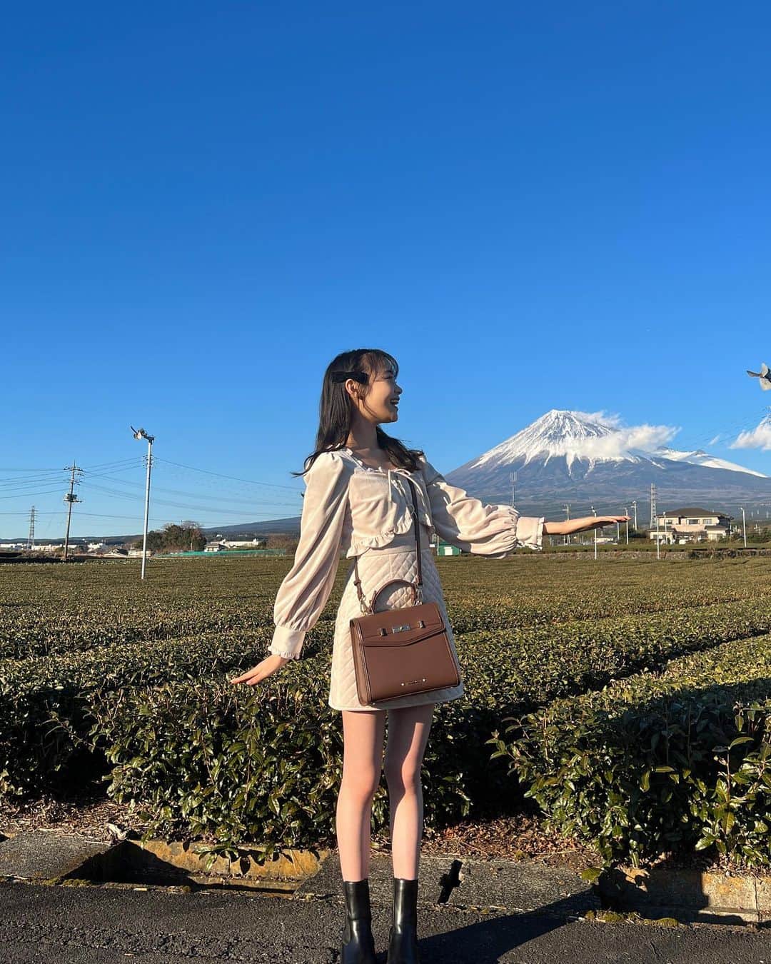 林芽亜里さんのインスタグラム写真 - (林芽亜里Instagram)「🎀 ⁡ この間ちょっと話したミニ弾丸旅行の写真✌️ ⁡ 富士山を見に新幹線を降りた場所は新富士🗻！！ ⁡ 本当に当日決めて富士山だけ見て帰ってきました🏠 ⁡ とーっても綺麗でとーっても大きくて圧倒されました🥹しかもとってもいいお天気で、、🌞 ⁡ ⁡ 帰る頃にはちょっぴり染まっててこれまた素敵でした✨ ⁡ #林芽亜里 #弾丸旅行 #富士山 #日本一の山」1月8日 17時23分 - meari__hayashi