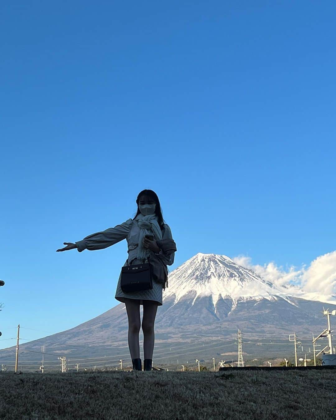 林芽亜里さんのインスタグラム写真 - (林芽亜里Instagram)「🎀 ⁡ この間ちょっと話したミニ弾丸旅行の写真✌️ ⁡ 富士山を見に新幹線を降りた場所は新富士🗻！！ ⁡ 本当に当日決めて富士山だけ見て帰ってきました🏠 ⁡ とーっても綺麗でとーっても大きくて圧倒されました🥹しかもとってもいいお天気で、、🌞 ⁡ ⁡ 帰る頃にはちょっぴり染まっててこれまた素敵でした✨ ⁡ #林芽亜里 #弾丸旅行 #富士山 #日本一の山」1月8日 17時23分 - meari__hayashi