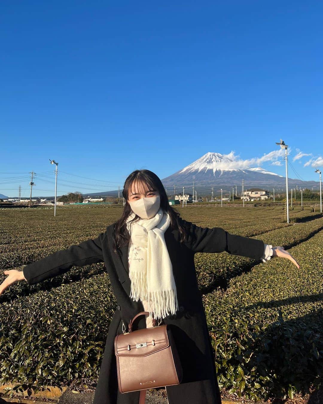 林芽亜里さんのインスタグラム写真 - (林芽亜里Instagram)「🎀 ⁡ この間ちょっと話したミニ弾丸旅行の写真✌️ ⁡ 富士山を見に新幹線を降りた場所は新富士🗻！！ ⁡ 本当に当日決めて富士山だけ見て帰ってきました🏠 ⁡ とーっても綺麗でとーっても大きくて圧倒されました🥹しかもとってもいいお天気で、、🌞 ⁡ ⁡ 帰る頃にはちょっぴり染まっててこれまた素敵でした✨ ⁡ #林芽亜里 #弾丸旅行 #富士山 #日本一の山」1月8日 17時23分 - meari__hayashi