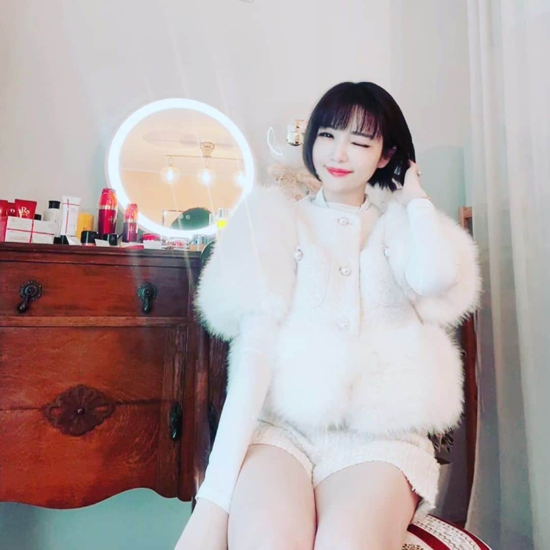 森下悠里さんのインスタグラム写真 - (森下悠里Instagram)「@starlabelofficialshop 問い合わせ殺到したこちらのジャケットも発売してます🤍🤍  エコファージャケット🤍 まだまだ寒い日が続くので是非是非 checkしてね✨✨」1月8日 17時44分 - yuurimorishita