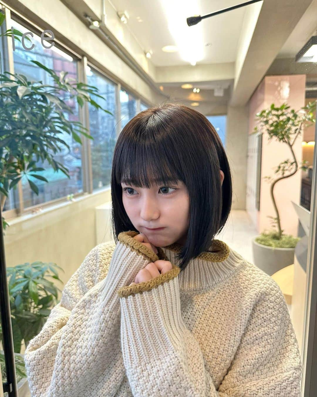 田中美久さんのインスタグラム写真 - (田中美久Instagram)「✂︎  撮影終わりに美容室行ってきました🌼トリートメントと前髪重めのぱっつんにしてもらった！！ お気に入り♡  #美容室 #ボブ　#前髪ぱっつん  #無加工カメラ  どおかな？？💕」1月8日 17時52分 - mikumonmon_48