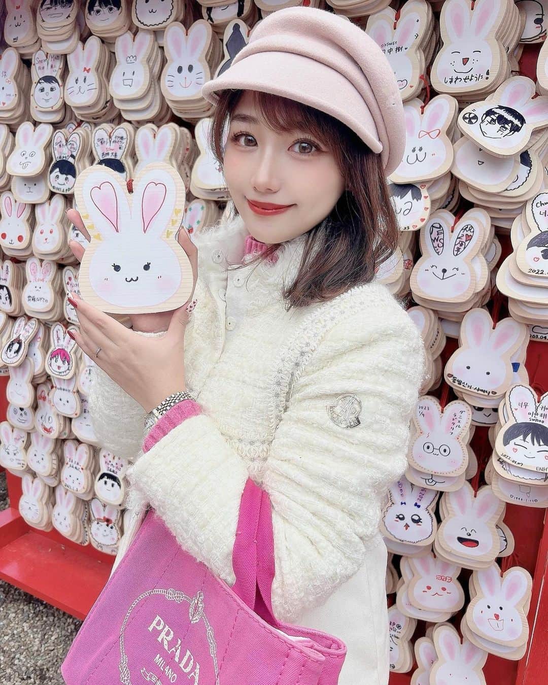 加藤里奈さんのインスタグラム写真 - (加藤里奈Instagram)「⋆  卯年ということで、三輪神社に行ってきました🐰⛩  すごい混んでたけど行けてよかった🥰 御朱印もとても可愛かったよ🐰  #三輪神社 #うさぎどし #卯年 #神社 #神社巡り #神社好きな人と繋がりたい #三輪神社御朱印 #絵馬 #ca4la #moncler #prada #rolex」1月8日 19時06分 - katoco0326