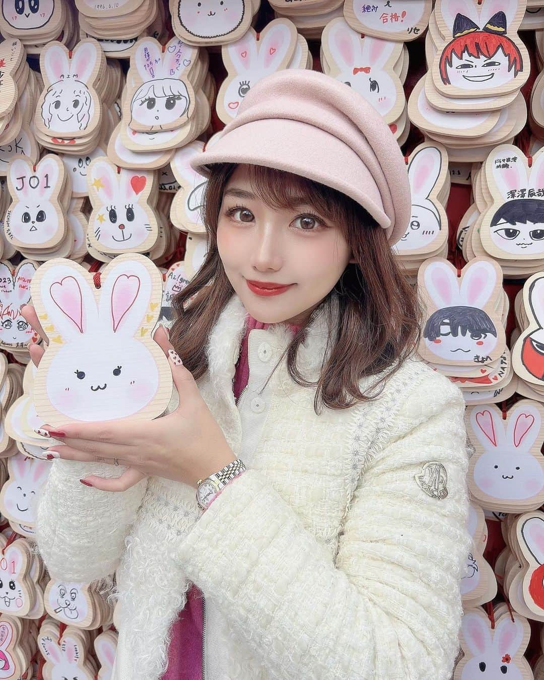 加藤里奈さんのインスタグラム写真 - (加藤里奈Instagram)「⋆  卯年ということで、三輪神社に行ってきました🐰⛩  すごい混んでたけど行けてよかった🥰 御朱印もとても可愛かったよ🐰  #三輪神社 #うさぎどし #卯年 #神社 #神社巡り #神社好きな人と繋がりたい #三輪神社御朱印 #絵馬 #ca4la #moncler #prada #rolex」1月8日 19時06分 - katoco0326