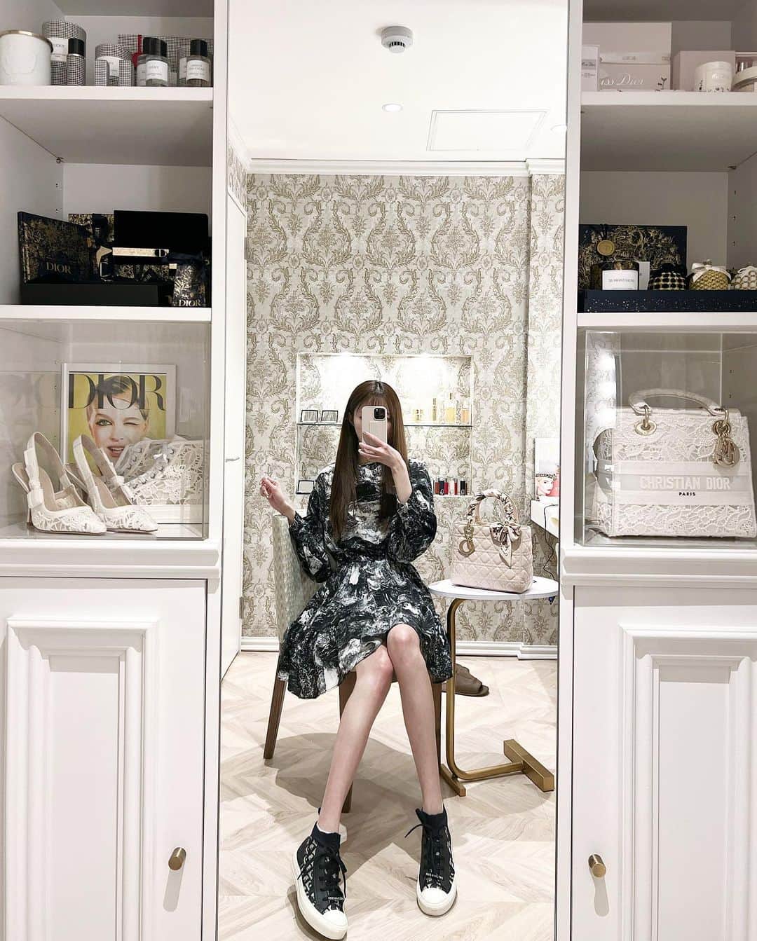 あやちゃんさんのインスタグラム写真 - (あやちゃんInstagram)「サラサラストレート🖤 Dior Roomが可愛すぎるヘッドスパサロン💄🐈‍⬛ ぜーんぶDiorなの天才すぎるよね✰︎ @maison_de_beaute_cent  施術中SnowManずっと流してくれるから楽しい☺️🤍 めちゃくちゃ気持ち良すぎる通います✨  #ディオール #ディオールコスメ  #レディディオール #ディオールバッグ  #ストレートヘア #韓国ファッション  #ディオールピアス #ディオールカフェ  #diorcafe #diormakeup #diorbag #diorshoes #ヘッドスパ #ヘッドスパ専門店 #ヘッドスパサロン #六本木」1月8日 19時29分 - aya.you.love.r