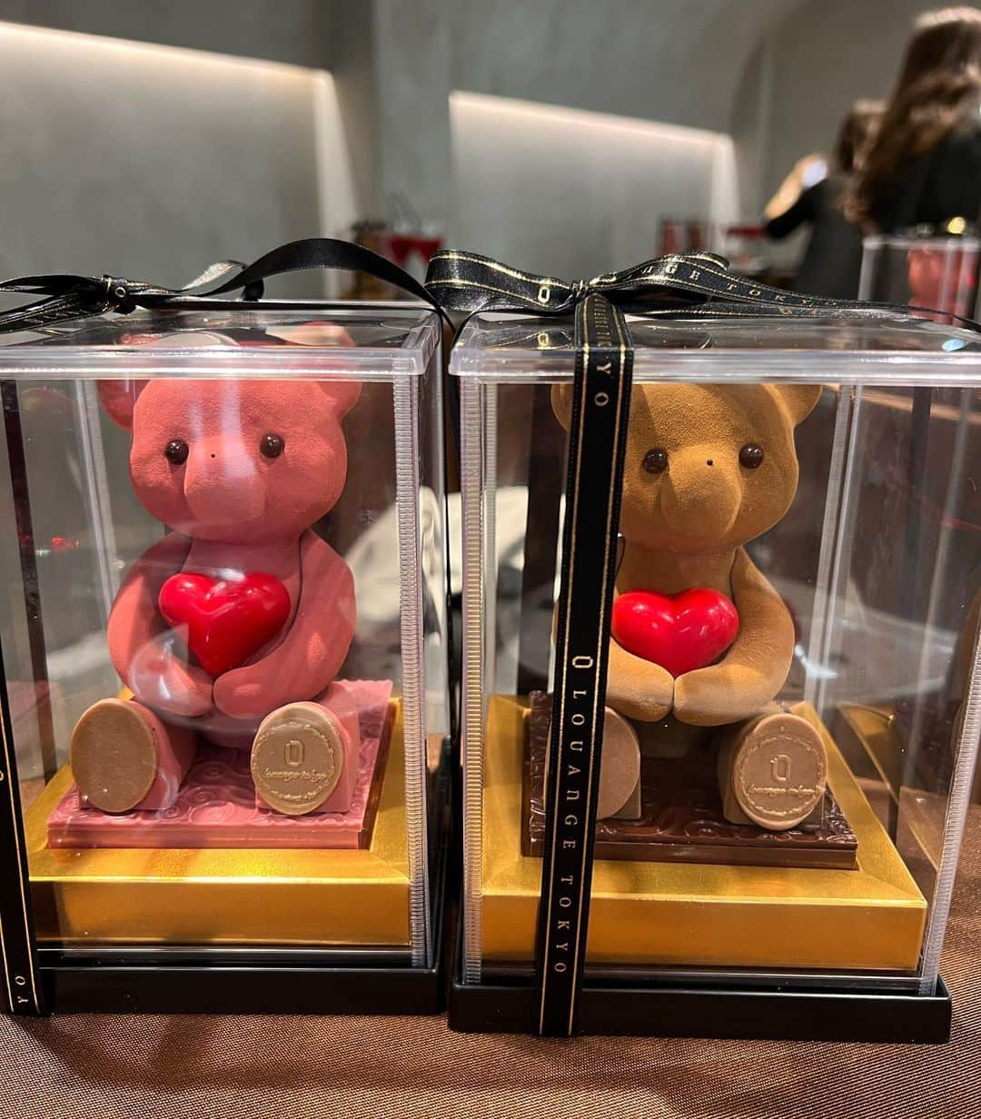 小松崎真理さんのインスタグラム写真 - (小松崎真理Instagram)「@louange_tokyo @louangetokyo_lemusee  Valentine collection❤︎ に行ってきたよ🧸💕  全てが可愛すぎたぁ🎀☺️  女子会におすすめ❤️  #バレンタイン#バレンタイン2023 #バレンタインデー#Valentine#Valentine2023#ValentineDay#ルワンジュ東京#ルワンジュ東京ルミュゼ#louangetokyo#女子会#カフェ#銀座カフェ#アフタヌーン#アフタヌーンティー#銀座#銀座一丁目#親友#ginza #louangetokyolemusee」1月8日 19時31分 - xs2.mari.s2x