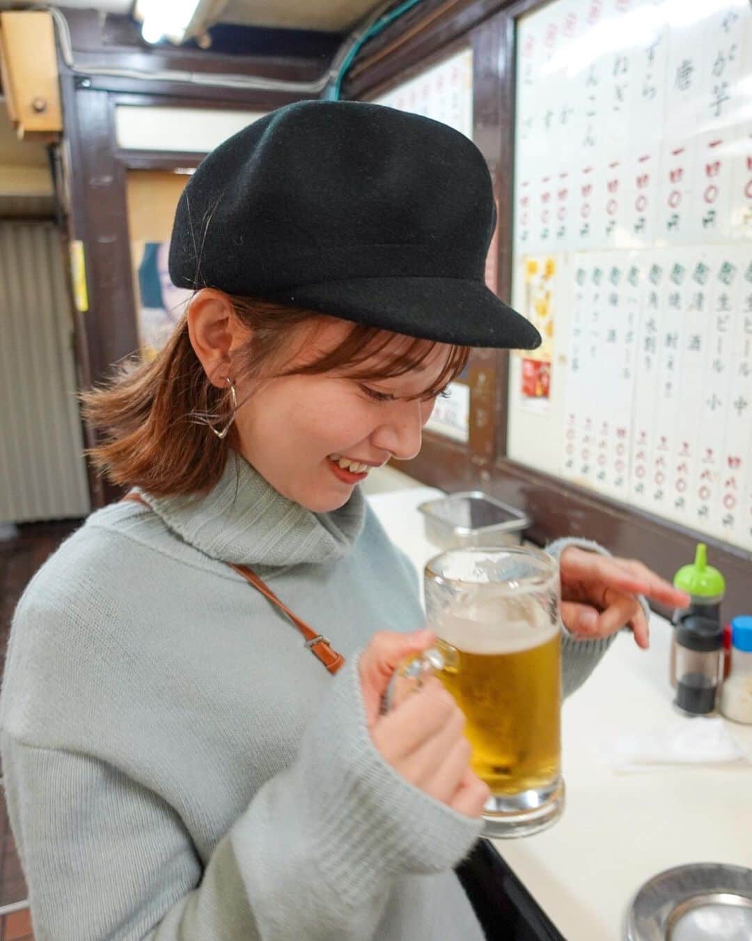 的場絢香さんのインスタグラム写真 - (的場絢香Instagram)「* ⁡ 大阪で串カツ食べたときの。 (お気づきでしょうか。2~3枚目ニットにソースをこぼしていることを…。このときわたしは気づいていない。) ⁡ 串カツはいつも松葉総本店へ。 お昼からみんなお酒飲んでて最高🍺笑 また食べたい~ ⁡ _ _ _ #マトバ旅 #大阪 #串カツ」1月8日 19時37分 - ayaka_matoba