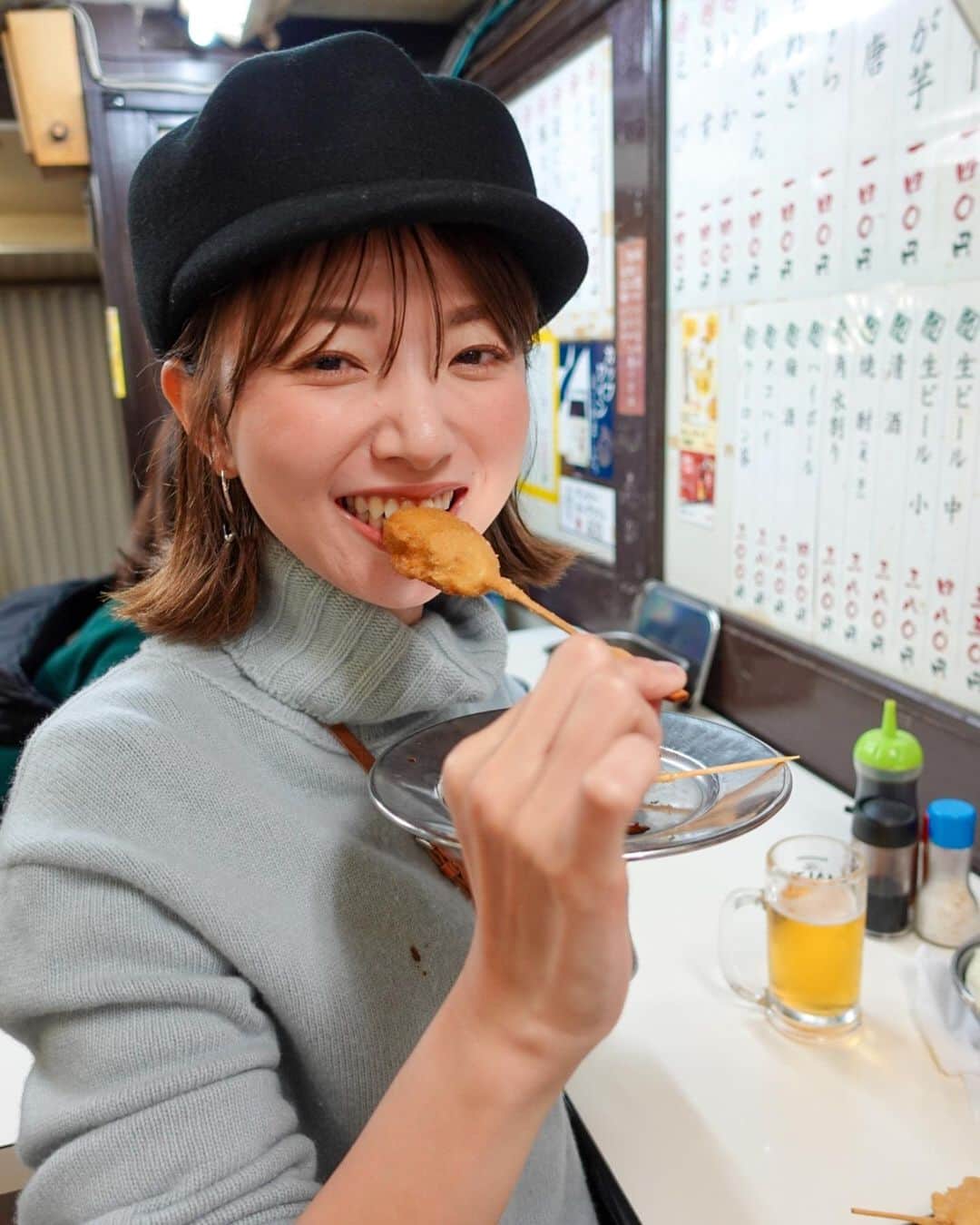 的場絢香さんのインスタグラム写真 - (的場絢香Instagram)「* ⁡ 大阪で串カツ食べたときの。 (お気づきでしょうか。2~3枚目ニットにソースをこぼしていることを…。このときわたしは気づいていない。) ⁡ 串カツはいつも松葉総本店へ。 お昼からみんなお酒飲んでて最高🍺笑 また食べたい~ ⁡ _ _ _ #マトバ旅 #大阪 #串カツ」1月8日 19時37分 - ayaka_matoba