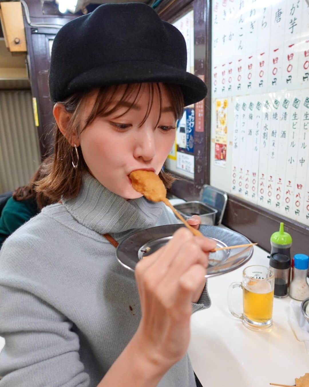 的場絢香さんのインスタグラム写真 - (的場絢香Instagram)「* ⁡ 大阪で串カツ食べたときの。 (お気づきでしょうか。2~3枚目ニットにソースをこぼしていることを…。このときわたしは気づいていない。) ⁡ 串カツはいつも松葉総本店へ。 お昼からみんなお酒飲んでて最高🍺笑 また食べたい~ ⁡ _ _ _ #マトバ旅 #大阪 #串カツ」1月8日 19時37分 - ayaka_matoba