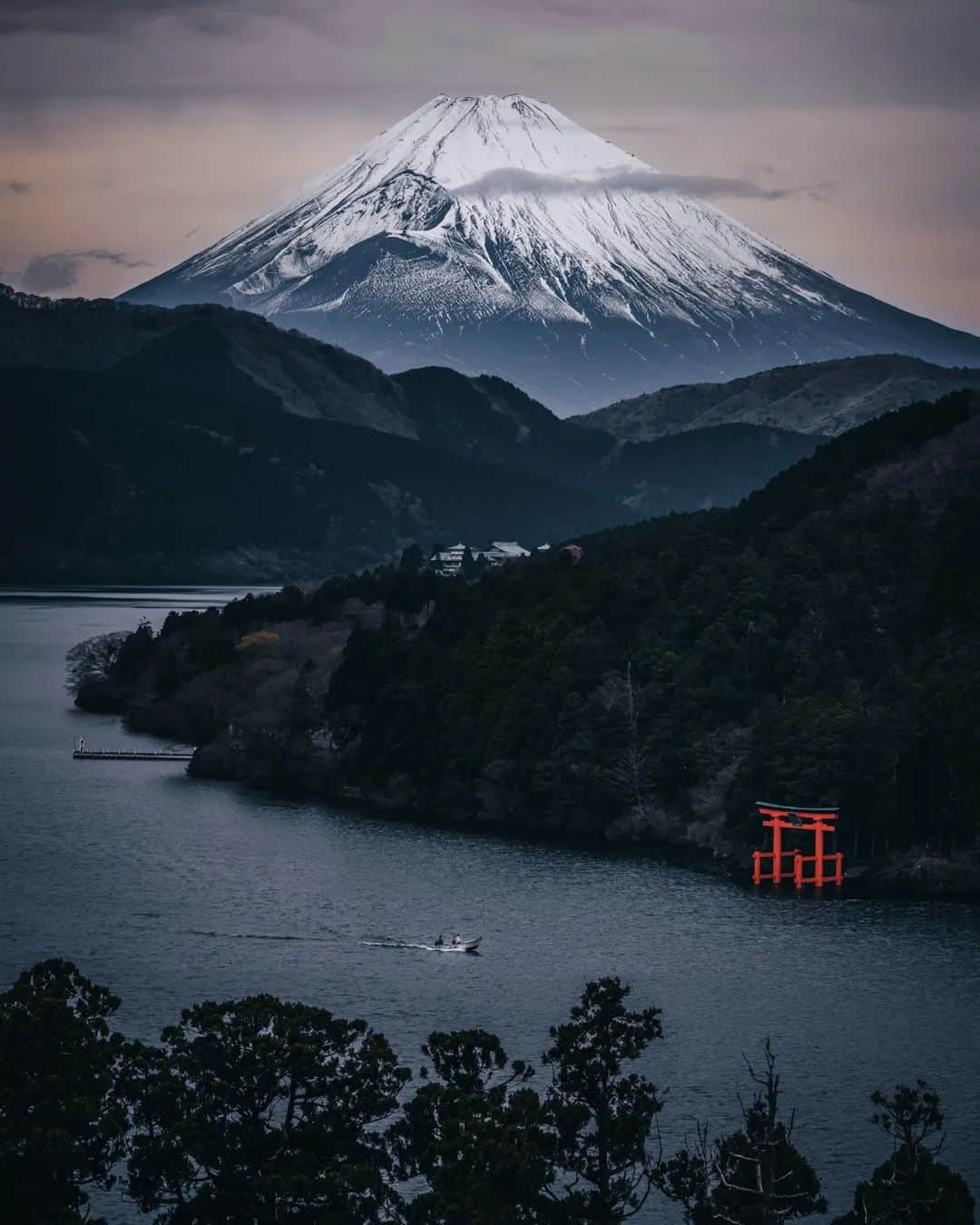 deepskyさんのインスタグラム写真 - (deepskyInstagram)「Happy New Year from Japan 🇯🇵 . . Mt. Fuji is a special mountain, so it often appears on New Year's things. I've photographed it about  7 years. These are my fav.  . 新年明けましておめでとうございます。新年初投稿なので、お気に入りの富士山の写真です。今年もよろしくお願いいたします。 . . #mtfuji #japan #newyear #discoverer #nature #earthpix #beautifuldestinations #hakone #shizuoka #yamanashi #富士山 #日本 #写真」1月8日 20時11分 - _deepsky