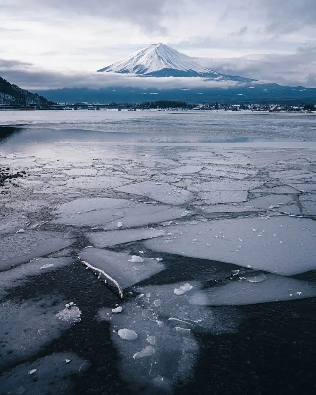 deepskyさんのインスタグラム写真 - (deepskyInstagram)「Happy New Year from Japan 🇯🇵 . . Mt. Fuji is a special mountain, so it often appears on New Year's things. I've photographed it about  7 years. These are my fav.  . 新年明けましておめでとうございます。新年初投稿なので、お気に入りの富士山の写真です。今年もよろしくお願いいたします。 . . #mtfuji #japan #newyear #discoverer #nature #earthpix #beautifuldestinations #hakone #shizuoka #yamanashi #富士山 #日本 #写真」1月8日 20時11分 - _deepsky