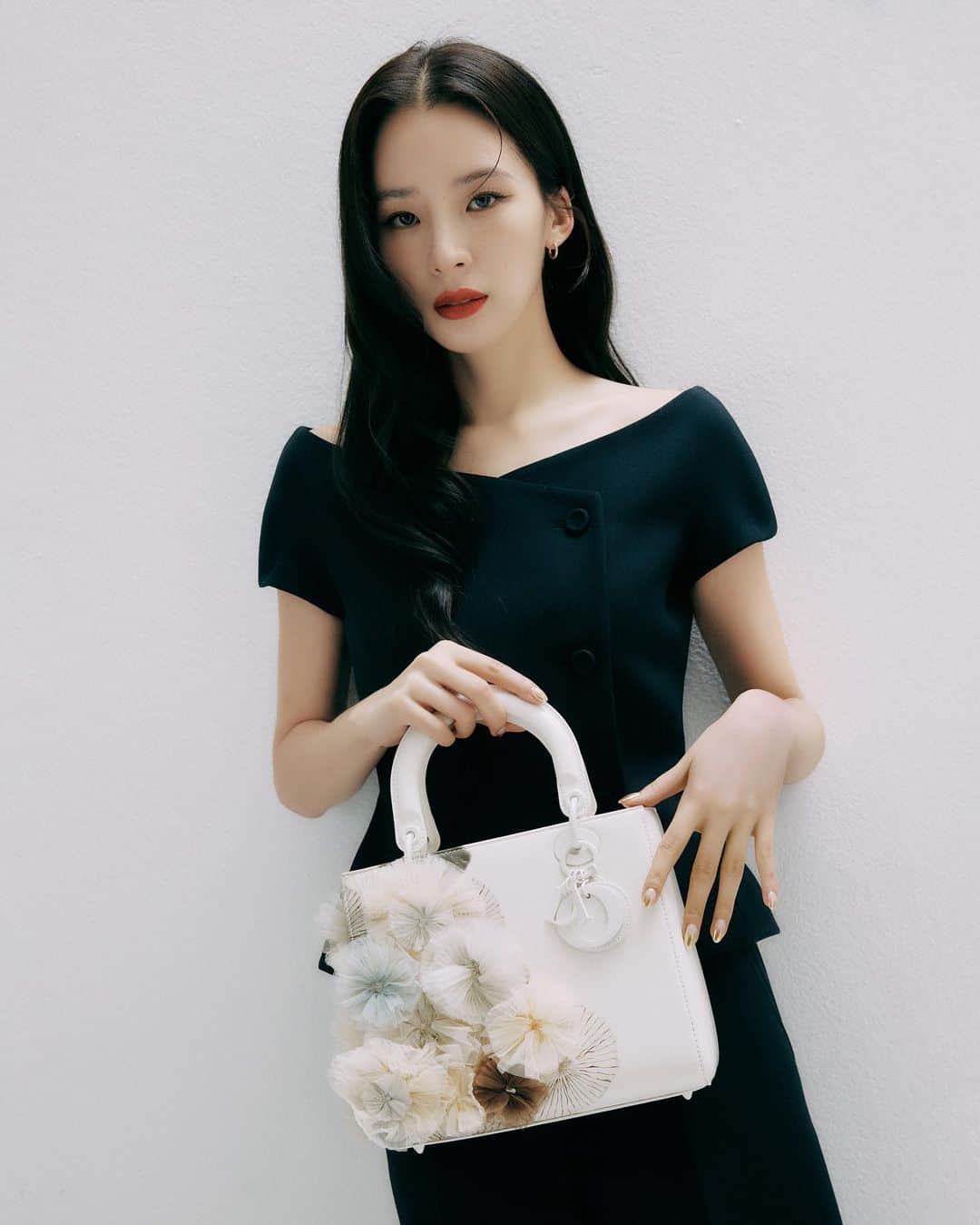 アイリーン・キムさんのインスタグラム写真 - (アイリーン・キムInstagram)「The iconic LADY DIOR reinterpreted by the wonderful Korean artist Kim Min-jung for the 7th edition of the DIOR LADY ART. This Lady Dior bag is adorned with delicate silk organza pleats recalls ‘The Street,’ which captures the idea of looking down from a building onto a sea of paper umbrellas. Stunning isn’t it? 🤍 @dior @minjung_kim_art    #광고 #DiorLadyArt #LadyDior」1月8日 20時14分 - ireneisgood