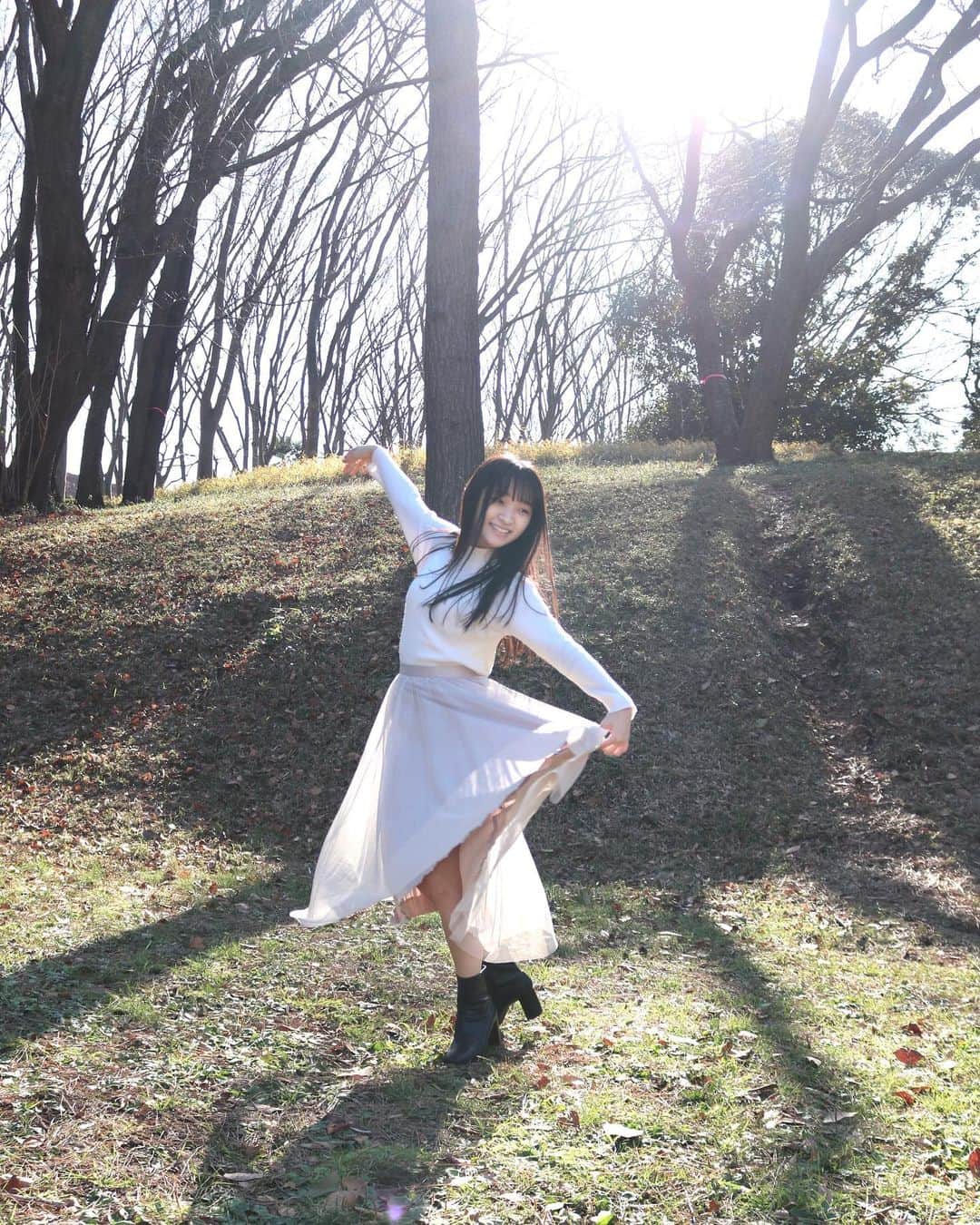 前野えまさんのインスタグラム写真 - (前野えまInstagram)「陽射しの中で…  I feel like dancing in the fields. ・ ・ #陽射しの中で  #ノスタルジーな瞬間を  #一瞬のときめきを永遠に  #なにげない瞬間を残したい   #dance  #sunlight  #sunshine  #girlportrait #actress #actor #girl #photography #portrait #japanesegirl #portraitphotography #daily_phot_jpn #japan_daytime_view」1月8日 20時28分 - maeno_ema