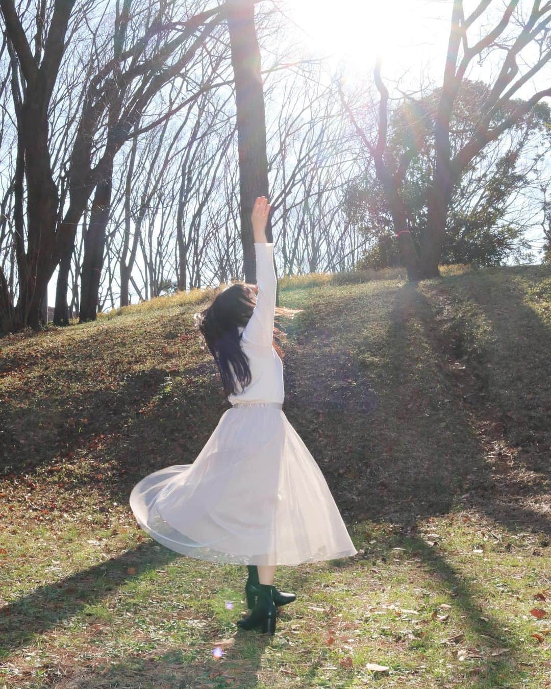 前野えまさんのインスタグラム写真 - (前野えまInstagram)「陽射しの中で…  I feel like dancing in the fields. ・ ・ #陽射しの中で  #ノスタルジーな瞬間を  #一瞬のときめきを永遠に  #なにげない瞬間を残したい   #dance  #sunlight  #sunshine  #girlportrait #actress #actor #girl #photography #portrait #japanesegirl #portraitphotography #daily_phot_jpn #japan_daytime_view」1月8日 20時28分 - maeno_ema