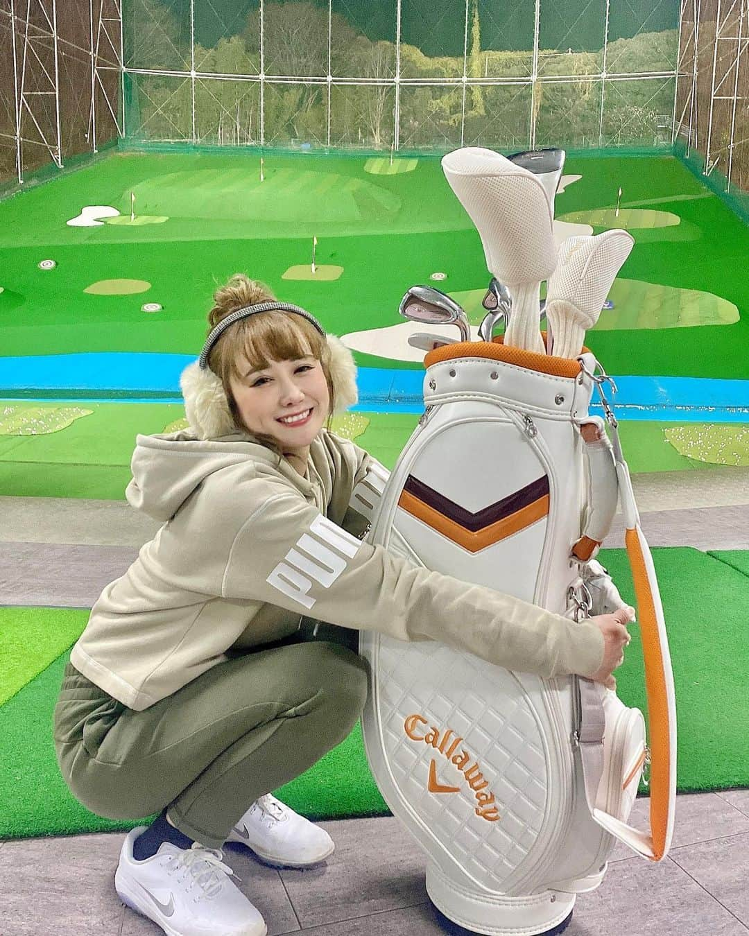 日向カンナさんのインスタグラム写真 - (日向カンナInstagram)「ゴルフを始めて3ヶ月⛳️10年の付き合いになる尊敬する方と1年ぶりに会い、響いた言葉。 「仕事は努力ではなく、夢中になること。」  「夢中」 大人になってから夢中になることって少なくなったなぁ〜っと思い、今夢中になって出来ることってなんだろう？と考えた🌼  その１つに私はゴルフが出てきました！（他はダンス、映画、アニメ。かな？） 夢中に練習出来るし、損得なしに素直に楽しめてる😊 なので、少しずつ成長をしている自分へ、ゴルフバッグを新調しました！一目惚れでした🥹✨ 私の好きな色で、気持ちもスコアもアップも目指して🍊  そして、初めて測った計測で、ドライバーは180yd🙌🏻 今の初心者用のドライバーを、そろそろ換え時だそうで、成長が毎回感じられて楽しいです☺️  今年はゴルフも人生の一部として、「夢中」に続けて行きたいですね✨ ゴルフの世界も広がると楽しいだろうなぁ🤭✨  #ゴルフ女子 #ゴルフ #ゴルフコーデ #ゴルフウェア #ゴルフ初心者 #ゴルフスイング #ゴルフ練習 #ゴルフ好き #ゴルフ仲間募集 #ゴルフ練習場 #ゴルフレッスン   #japaneasegirl #Japaneseculture #likeforlike #love #カメラ女子 #モデル #大人可愛い #大人女子 #大人カジュアル #followme #ダンサー　#instagood #japan #笑顔が一番 #エンターテイナー #ありがとう」1月8日 20時40分 - kanna_hinata