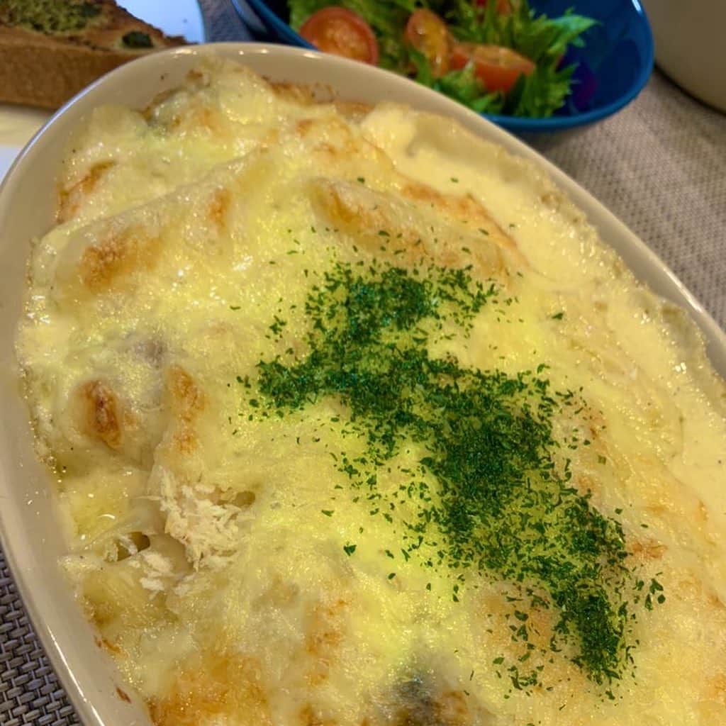高橋沙織さんのインスタグラム写真 - (高橋沙織Instagram)「自分の作ったシーフードグラタンが自分好みの味すぎてびっくりした。  コストコのシーフードMIXたっぷり。 同じくコストコで買ったチーズも美味しい♡  あとはじっくり煮込んだポトフ風スープに紫蘇ガーリックパンにサラダでした^ ^  #さおりんごはん #新妻さおりん #コストコ #シーフードMIX #シーフードグラタン #サラダ #紫蘇ジェノベーゼ #ポトフ風スープ」1月8日 20時47分 - arumikan_saorin