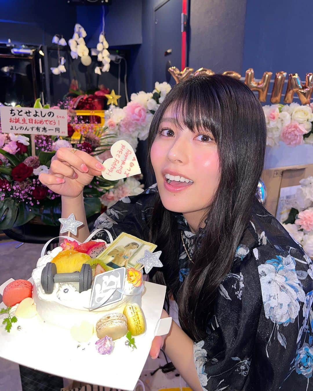 ちとせよしのさんのインスタグラム写真 - (ちとせよしのInstagram)「生誕オフ会ありがとうございました🎂♡  私はほんとに幸せ者だなぁとしみじみ感じました…( ･-･̥ ) 贈り物はもちろん、みんなが私の事を考えてくれてる時間や一緒に過ごした思い出が最高のプレゼントです🥲🫶🏻  お花贈ってくださった皆さんのお名前もちゃんと頂いてます🥲💕 本当にありがとう~( ᵒ̴̶̷̥́ ᵕ ᵒ̴̶̷̣̥̀ )  みんなからのおめでとうメッセージは後でゆっくり読ませて頂きます！ 気持ち込めていいねするね(♡ᴗ͈ˬᴗ͈) DMも見てるよ~☺︎︎  #ちとせよしの」1月8日 21時19分 - chitose_yoshino