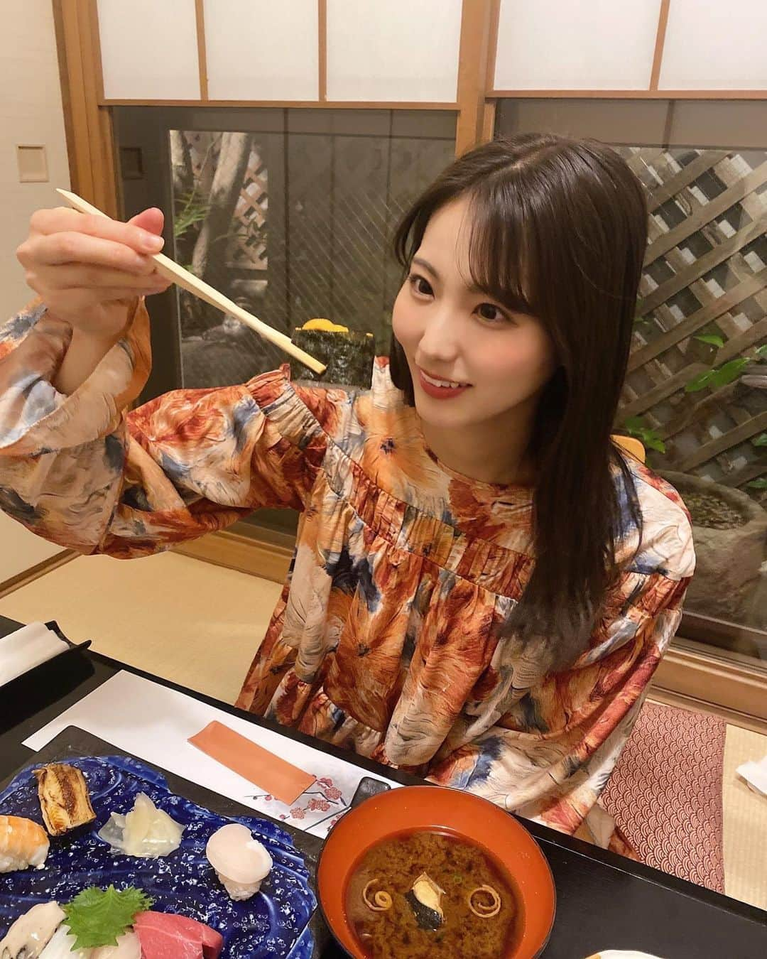 山下七子さんのインスタグラム写真 - (山下七子Instagram)「先日、母に1年間ありがとうございましたご飯をご馳走しました🍣✨  いつも美味しい栄養満点のご飯を作ってくれたり、相談に乗ってくれて良い方向に行くようヒントをくれたり、何よりいつも近くで1番応援してくれていて本当に感謝の気持ちでいっぱいです😌✨ また今年も1年間一緒に頑張ろうね！よろしくお願いします！の気持ちを込めて、、、✌🏻✌🏻  とっても素敵な時間を過ごせました〜♪♪  明日はアサデス。KBC祝日版☺️ 私は今年初めてのアサデス。KBCです！☀️わくわく また新たな気持ちで元気いっぱい皆さんに朝からパワーをお届け出来るように精一杯頑張ります✊🏻✊🏻 よろしくお願いします！🙇‍♂️💫  #福岡県#お寿司#海鮮#ご褒美ご飯#福岡グルメ#アサデス#アサデスKBC#お天気お姉さん」1月8日 22時00分 - yamashita_nanako