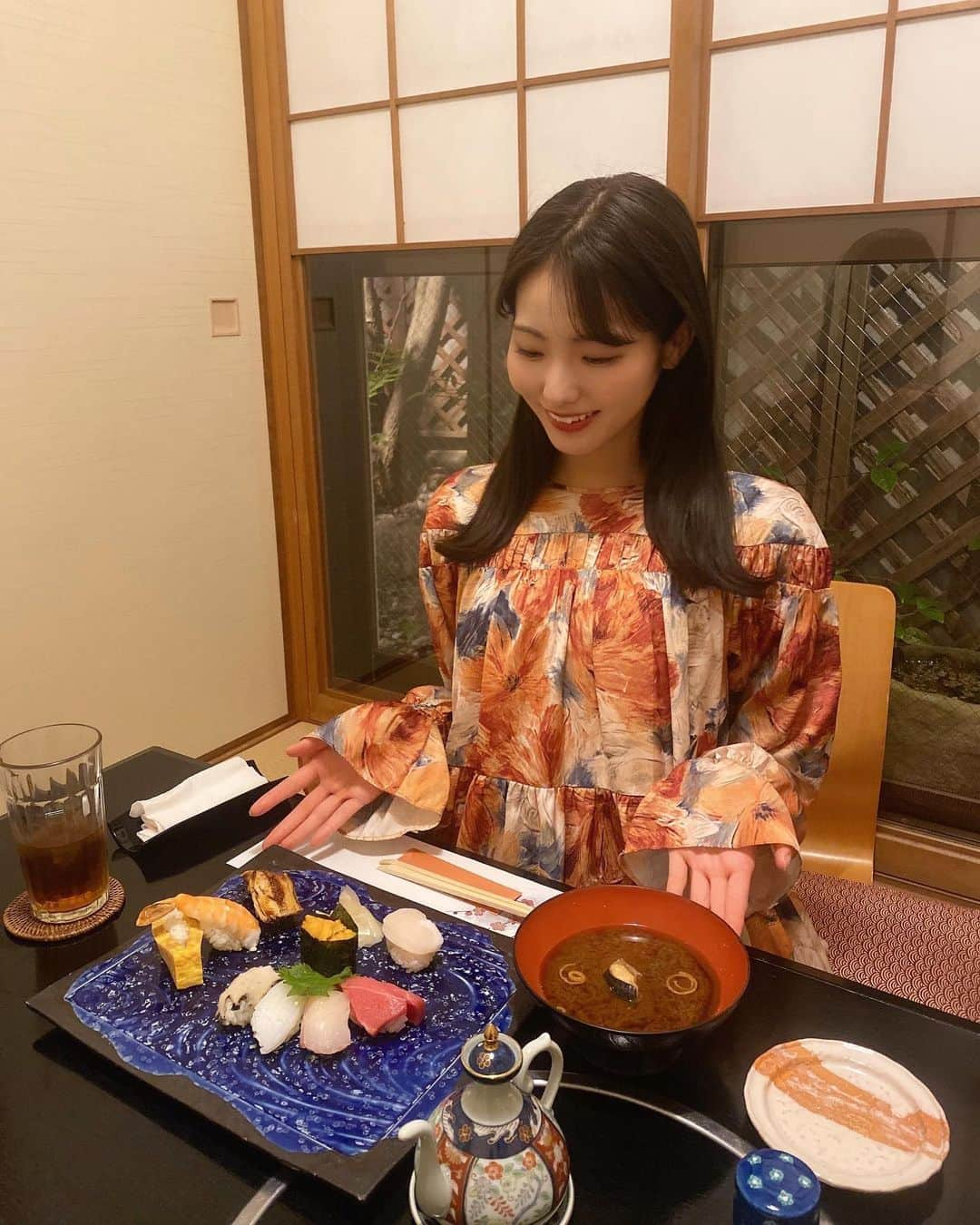 山下七子さんのインスタグラム写真 - (山下七子Instagram)「先日、母に1年間ありがとうございましたご飯をご馳走しました🍣✨  いつも美味しい栄養満点のご飯を作ってくれたり、相談に乗ってくれて良い方向に行くようヒントをくれたり、何よりいつも近くで1番応援してくれていて本当に感謝の気持ちでいっぱいです😌✨ また今年も1年間一緒に頑張ろうね！よろしくお願いします！の気持ちを込めて、、、✌🏻✌🏻  とっても素敵な時間を過ごせました〜♪♪  明日はアサデス。KBC祝日版☺️ 私は今年初めてのアサデス。KBCです！☀️わくわく また新たな気持ちで元気いっぱい皆さんに朝からパワーをお届け出来るように精一杯頑張ります✊🏻✊🏻 よろしくお願いします！🙇‍♂️💫  #福岡県#お寿司#海鮮#ご褒美ご飯#福岡グルメ#アサデス#アサデスKBC#お天気お姉さん」1月8日 22時00分 - yamashita_nanako