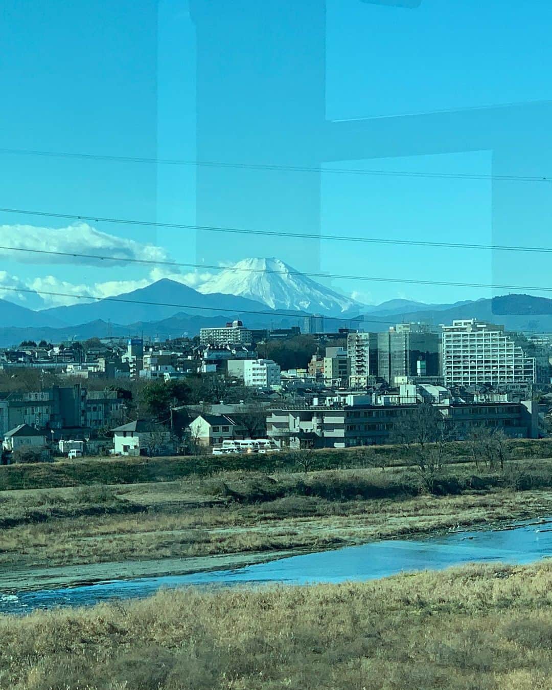 仲川希良さんのインスタグラム写真 - (仲川希良Instagram)「2日に再放送されたNHK「テントを背負って"富士を見に行く"」 年始に富士山という親和性のおかげか たくさんのご感想をいただきました ご覧くださったみなさんありがとうございました！ ・ ・ 私の住む地域は少し高台に上がれば富士山が目に入ることが多く 冬晴れが続いたお正月前後は何度もその圧倒的な姿を目にしました ・ 我が家のリビングの不思議な位置にある出窓 冬になると葉が落ちた木立の向こうに夕焼を背にした富士山がシルエットで浮かびます 今年もこの季節かぁと 最近は富士山柄の湯呑みに入れたお茶を飲みながら眺めています　 ・ ありがたくもあり 親しみ深くもある 富士山 ・ 気軽に登りに行けるホームマウンテンというわけにはいかないけど どう見たってスペシャルなこのお姿がちょくちょく目に入る生活はかなり良いなと 改めて思います ・ ・ 先日電車の窓から見えたときは息子も大喜び 「富士山！ぼくが飛行機から見た富士山！」 先日北海道へ行ったときに見たのをすっかり覚えたんだなぁと驚きながら 「お母さんあのてっぺん行ったことあるんだよ」と言ってみたら 「ぼくも行きたい！明日行こう！」と ・ うんうん 明日はちょっと無理だけど いつかきっと一緒に行こうね ・ ・ ・ 大好きな「テントを背負って」シリーズは11日にも再放送があります またお知らせしますね！ ・ ・ #🗻 #📺 #登山 #トレッキング #ハイキング #山旅 #テント泊 #富士山 #テントを背負って」1月8日 22時02分 - kiranakagawa