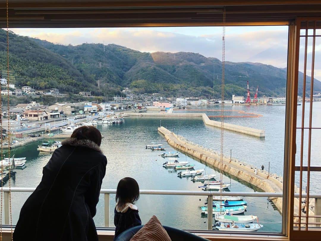 中野美奈子さんのインスタグラム写真 - (中野美奈子Instagram)「年末年始は広島の鞆の浦へ🎍  日帰り温泉でもよく利用していた鴎風亭に二家族で宿泊しました。  お部屋、お風呂、お料理すべてが素晴らしくて はぁ〜夢のような時間。 朝食がゆっくり食べられる幸せ♡  近くの山の上にある福山ファミリーパークも思いっきり遊べる遊具があるのでオススメです。  あぁ、また行きたい。 また行けるその日まで、頑張ります！！  #お正月休み #広島 #鞆の浦 #鴎風亭  #福山ファミリーパーク  #ポニョの街  #じぃじばぁばと   #帰りは児島 #こちらも最高 #ラーメンこうた」1月8日 22時57分 - minako_nakano.official