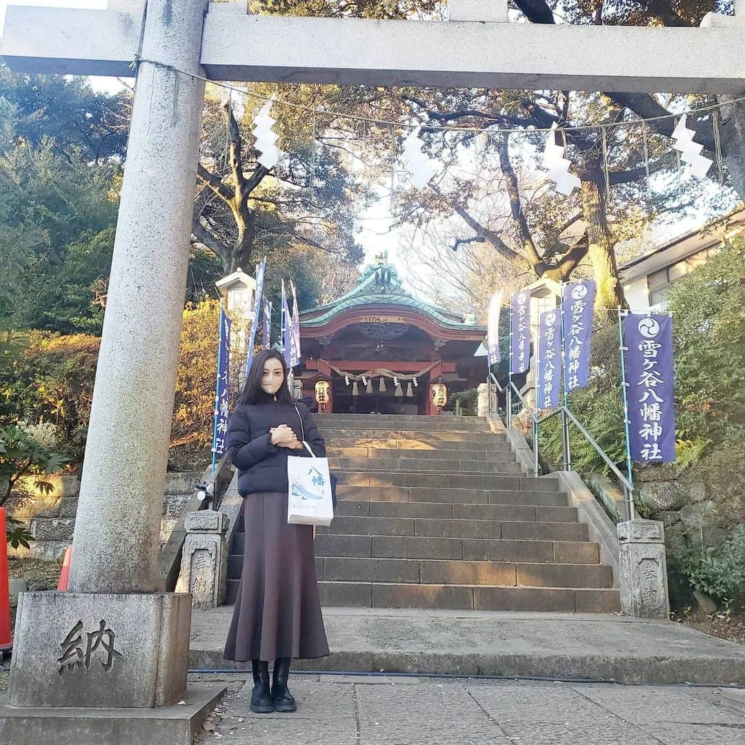 池田夏希さんのインスタグラム写真 - (池田夏希Instagram)「今年も初詣に雪が谷八幡神社へ⛩️🌄 . 今年は年女🐰 そして本厄☝️ なので、厄祓いもしていただきました🙏 おみくじは普通のおみくじと恋みくじを引いて普通のは小吉、恋みくじは大吉でした✨ 2023年、どんな年になるか楽しみだっ♡ . #お正月 #初詣 #雪が谷八幡神社 #卯年 #年女 #厄年 #本厄 #厄祓い #厄祓いのご祈祷 #おみくじ #小吉 #恋みくじ #大吉 #御守り #神社 #thenewyear #firstvisitoftheyeartoashrine #yearoftherabbit #unluckyyear #exorcism #omikuji #amulet #shrine」1月8日 23時04分 - natsukiikeda624