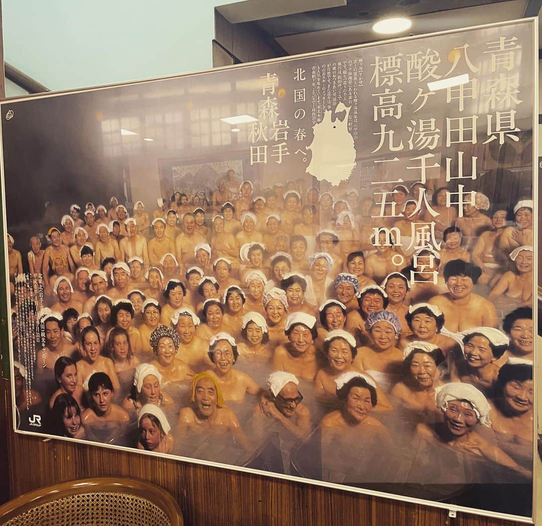 王林さんのインスタグラム写真 - (王林Instagram)「#王林の青森事情   定期的に行く酸ヶ湯♨️🤍 場所は日本で1番雪が降ると言われてるところ❄️ 名物は千人風呂。ポスターの写真、これ王林今まで出会ったアートの中で1番好きかもしれない。 性別も国籍も年齢も、全く違う人々が何も持たずにこの距離感で湯を共にすることがどれほどの平和を現しているか。 そして温泉に入りながらという長く撮影することが厳しいであろう中でこの人数がしっかり重なりあい、この絵を成立させることがどれほど難しいことか。 混浴を守ろう。 混浴だけど冬に行くと湯気がすごくて隣の人の顔さえ見えないの🥹 その湯気が総ヒバ造りの建物にかかってなんとも言えない幻想的であずましい景色を作り出すの🥹🥹 はぁ、すきだ。  そして上がったら安定のじがじが🫠  #八甲田 #酸ヶ湯温泉 #混浴を守る会 #青森観光 #温泉 #千人風呂 #青森県 #aomori #じがじが #ヒバ」1月8日 23時13分 - ourin_ringoooo