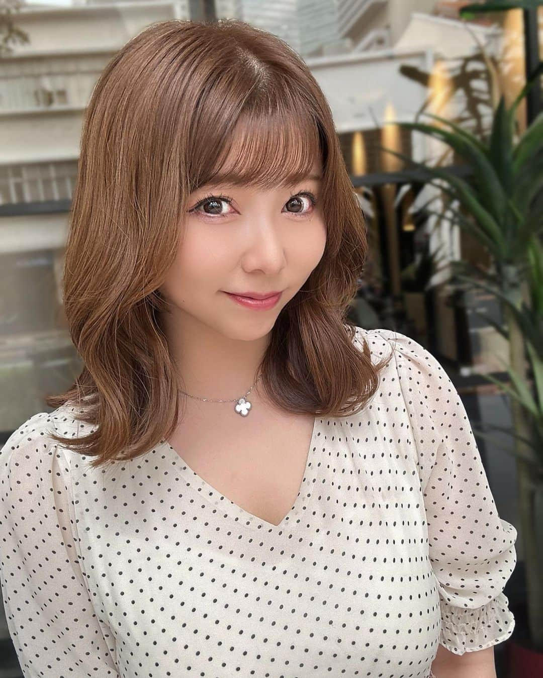 橘まりやさんのインスタグラム写真 - (橘まりやInstagram)「You’ll get a  30% for cut, color, and the incalami treatment so please to send DM @narissam.4 to make a reservation! Then please tell to him, you saw Mariya's Instagram.   I went to hair salon” @ruler.singapore “ to maintenance my hair 💇‍♀️✨ By @narissam.4 🤍 He's very skilled and always sets my hair to my ideal style♡  My recommendation is Features of TOKIO Incarami treatment.  The patented technology restores hair, so it is effective for colored, permed, and damaged hair. The treatment lasts longer than other treatments. Hair becomes shiny and manageable. It protects your hair from heat and dryness and makes your hair color last longer.  シンガポールでいつも行っている美容院” @ruler.singapore “にいってきましたー✨  まりのInstagramを見たと伝えたら、カット、カラー、インカラミトリートメントのセットで30%OFFになるから、是非 @narissam.4 にDMしてみてね😉🎶  まりの担当の @narissam.4 さんは韓国で働いていた経験もあって、女の子を可愛くする天才😍✨ 今回もカット、カラー、トリートメント、前髪パーマをやってもらいました！年中暑くて湿気がすごいシンガポールでは前髪巻いてもすぐ落ちちゃいがちだけど、前髪パーマを緩〜くかけとくことで朝から晩まで全然落ちないの✨すごくおすすめ😌 トリートメントは、TOKIOのインカラミトリートメントがめっちゃおすすめ✨ 特許技術で髪を修復するので、カラーリングやパーマ、ダメージヘアにも効果的🥰 他のトリートメントに比べて、持続性があるし、髪がツヤツヤになって、まとまりやすくなるんだって✨ 熱や乾燥から髪を守って、ヘアカラーを長持ちさせることができるところが一番の魅力😌❤️ 是非みんな試してみてね🥰  #rulersingapore  #hairsalonsg  #singaporelife #singapore #singaporegirl #singaporeinsta #シンガポール在住 #シンガポールライフ #シンガポールおすすめ #シンガポール留学 #シンガポール情報 #シンガポール美女 #シンガポール #シンガポール生活 #橘まりや #グラビア #グラドル  #pinupgirl #pinupmodel #bikinimodel  #sexy #japanesegirl #idol #그라비아  #아이돌 #followｍe #偶像 #寫真偶像」1月9日 3時57分 - mariya_tachibana_official