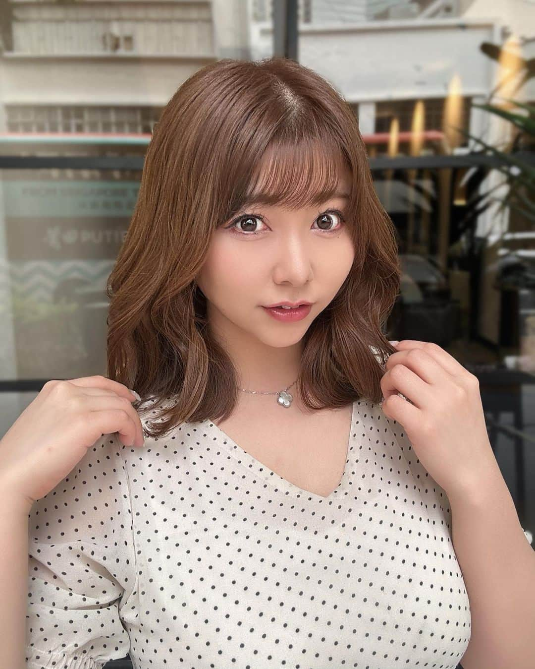 橘まりやさんのインスタグラム写真 - (橘まりやInstagram)「You’ll get a  30% for cut, color, and the incalami treatment so please to send DM @narissam.4 to make a reservation! Then please tell to him, you saw Mariya's Instagram.   I went to hair salon” @ruler.singapore “ to maintenance my hair 💇‍♀️✨ By @narissam.4 🤍 He's very skilled and always sets my hair to my ideal style♡  My recommendation is Features of TOKIO Incarami treatment.  The patented technology restores hair, so it is effective for colored, permed, and damaged hair. The treatment lasts longer than other treatments. Hair becomes shiny and manageable. It protects your hair from heat and dryness and makes your hair color last longer.  シンガポールでいつも行っている美容院” @ruler.singapore “にいってきましたー✨  まりのInstagramを見たと伝えたら、カット、カラー、インカラミトリートメントのセットで30%OFFになるから、是非 @narissam.4 にDMしてみてね😉🎶  まりの担当の @narissam.4 さんは韓国で働いていた経験もあって、女の子を可愛くする天才😍✨ 今回もカット、カラー、トリートメント、前髪パーマをやってもらいました！年中暑くて湿気がすごいシンガポールでは前髪巻いてもすぐ落ちちゃいがちだけど、前髪パーマを緩〜くかけとくことで朝から晩まで全然落ちないの✨すごくおすすめ😌 トリートメントは、TOKIOのインカラミトリートメントがめっちゃおすすめ✨ 特許技術で髪を修復するので、カラーリングやパーマ、ダメージヘアにも効果的🥰 他のトリートメントに比べて、持続性があるし、髪がツヤツヤになって、まとまりやすくなるんだって✨ 熱や乾燥から髪を守って、ヘアカラーを長持ちさせることができるところが一番の魅力😌❤️ 是非みんな試してみてね🥰  #rulersingapore  #hairsalonsg  #singaporelife #singapore #singaporegirl #singaporeinsta #シンガポール在住 #シンガポールライフ #シンガポールおすすめ #シンガポール留学 #シンガポール情報 #シンガポール美女 #シンガポール #シンガポール生活 #橘まりや #グラビア #グラドル  #pinupgirl #pinupmodel #bikinimodel  #sexy #japanesegirl #idol #그라비아  #아이돌 #followｍe #偶像 #寫真偶像」1月9日 3時57分 - mariya_tachibana_official