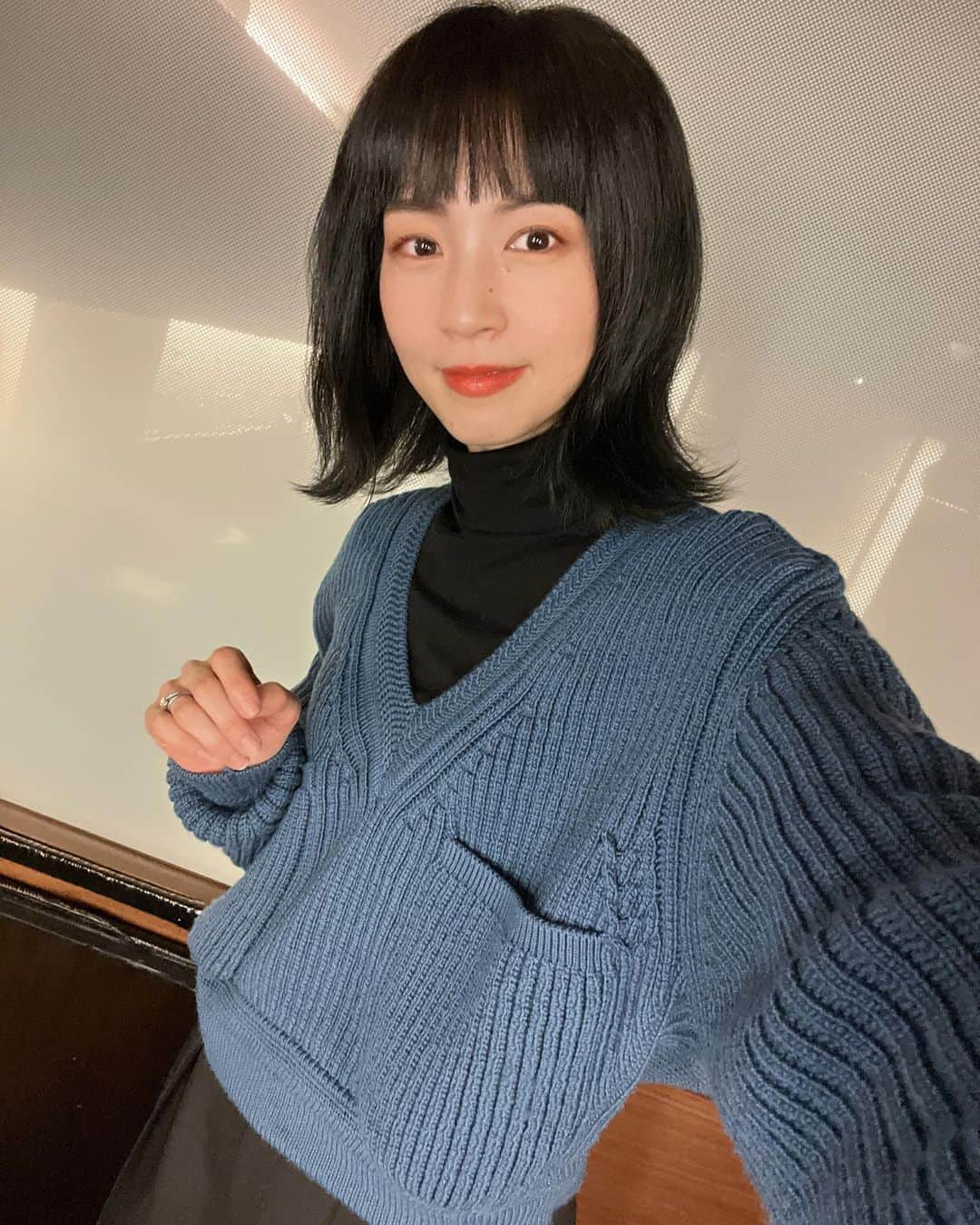 安田美沙子さんのインスタグラム写真 - (安田美沙子Instagram)「おはよう。  2ヶ月ぶりの美容院💇‍♀️  青みがかった黒、新鮮🤍  前髪も増やしてもらい、日々こどものことばかりで自分のこと見てなかったことに気付いた。  自分を労わるってだいじだー！  毎日自分の顔って見るのに、髪の毛が変だと気分があがらない。。  美容院の存在の大きさに気付いた2023年。  ありがとうございました。。 今年も、癒しをお願いしますっ！  #hair #newhair #black #thanks #初美容院 @daisukeaoki_tiechel  @manami_tiechel」1月9日 7時07分 - yasuda_misako