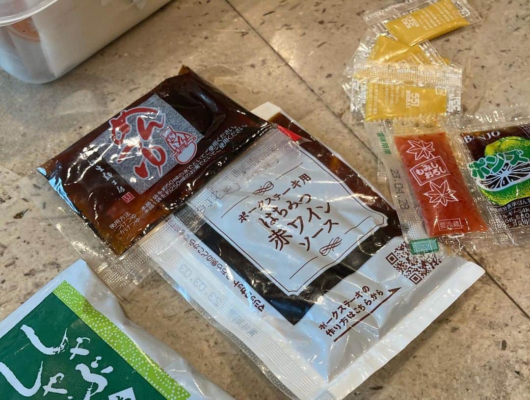 安藤優子さんのインスタグラム写真 - (安藤優子Instagram)「もったいないの鰹節唐揚げ⁉️  お早うございます‼️  今朝も少し冷え込みがゆるんでいる東京。  でも快晴です。  昨晩は、鰹節を衣にした鶏の胸肉の唐揚げを作りました。  これ、いろんなものについてくるタレと納豆についてくる辛子で胸肉を漬けて、鰹節をまぶして唐揚げにしたんです。（笑）  とにかくいろんなタレ、ポン酢とかもみじおろしとか、いろいろお刺身とかについてきますよね。  捨てられない性分（笑）て、ついつい取っておくと溜まる一方。  なのでそのタレを適当に混ぜて、あとは辛子を10袋くらいドーンと入れて漬け込みました。  これがホントに複雑な味で美味しいのです。  つけだれをよくきってから、片栗粉を揉み込んで、さらに鰹節をドーンと入れて揉み込んで、最後にまた片栗粉をまぶしてから揚げました。  味しみしみで、鰹節の風味がたまりません。  もしいろんなタレが溜まっている方、ぜひぜひお試しを。  個人的には、ポン酢と辛子の組み合わせが気に入っています。（笑）  我が家は約一名、納豆に辛子入れない派が生息しています。 ので、辛子が余ってしまうのです。  そのほかは、塩豚とサニーレタスのサラダ、ZENBヌードルのボロネーゼソース、は、ダンナ飯。  私は鮭のバタームニエルを担当。  ちょっと茶色なテーブルでした。  さっこれからリンを起こして朝ンポです。  今日も超ロングかなぁ⁉️  みなさま、本日も心は快晴の一日になりますよう‼️  本日もよろしくお願い致します。  #鰹節で唐揚げ #余ったタレで   #フレンチブルドッグ  #安藤優子」1月9日 7時23分 - yukoando0203