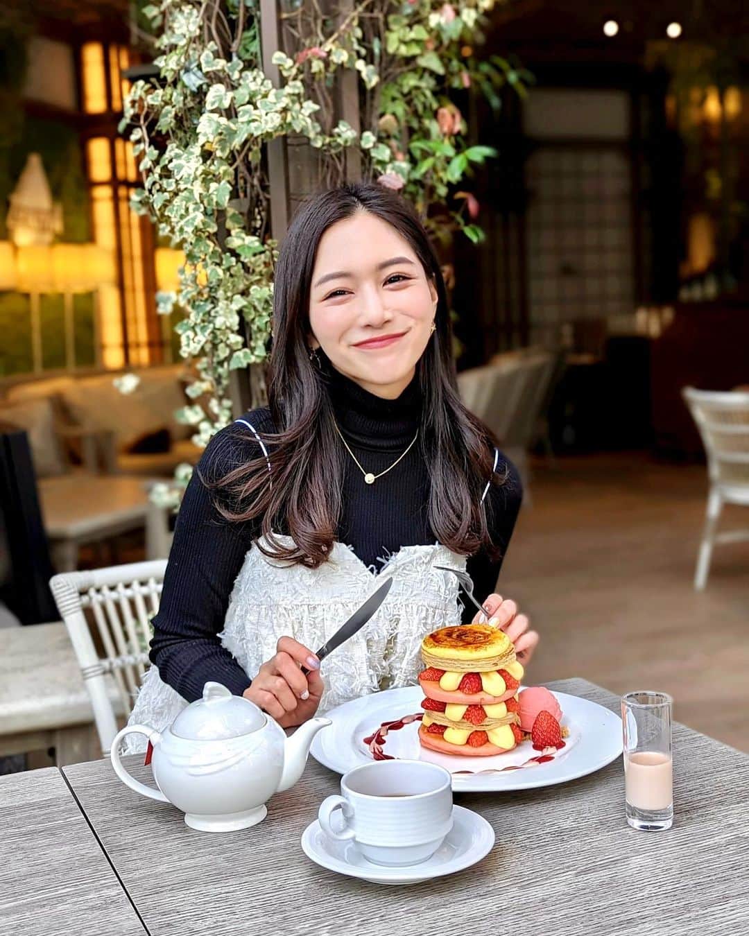 石井里奈さんのインスタグラム写真 - (石井里奈Instagram)「パンケーキの時のカフェコーデ🥞 ふわふわのセットアップ💓 バラバラできても可愛いのです！ . setup... @mecre_official  tops... @uniqlo_jp  bag... @dior  boots... @charleskeith_jp  . ちなみにアフタヌーンティーも可愛かったよ🍓 この日はそのまま毎月通っている @thesame_shibuya でバストケアを♡毎月通うことで余計なお肉が背中に行かないようにしています🙆‍♀️ . 今日も素敵な一日を💓 . #mecre #ユニクロ #ユニクロコーデ #uniqlo #ユニジョ #りなまるコーデ #アフタヌーンティー #afternoontea #ストリングス表参道 #表参道カフェ」1月9日 12時00分 - ri7tin1025