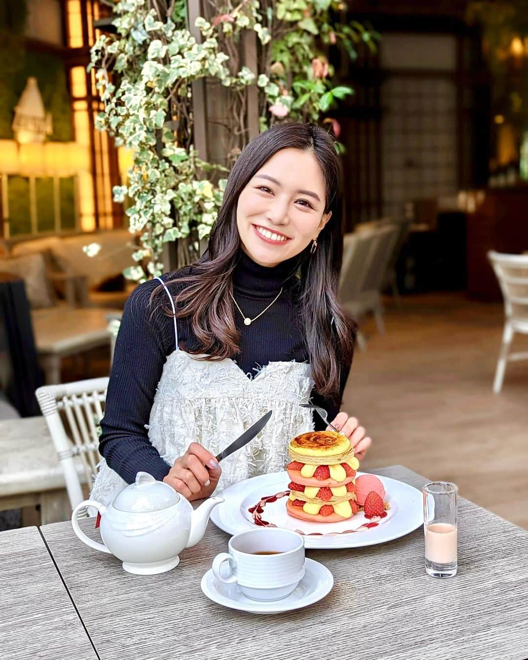 石井里奈さんのインスタグラム写真 - (石井里奈Instagram)「パンケーキの時のカフェコーデ🥞 ふわふわのセットアップ💓 バラバラできても可愛いのです！ . setup... @mecre_official  tops... @uniqlo_jp  bag... @dior  boots... @charleskeith_jp  . ちなみにアフタヌーンティーも可愛かったよ🍓 この日はそのまま毎月通っている @thesame_shibuya でバストケアを♡毎月通うことで余計なお肉が背中に行かないようにしています🙆‍♀️ . 今日も素敵な一日を💓 . #mecre #ユニクロ #ユニクロコーデ #uniqlo #ユニジョ #りなまるコーデ #アフタヌーンティー #afternoontea #ストリングス表参道 #表参道カフェ」1月9日 12時00分 - ri7tin1025