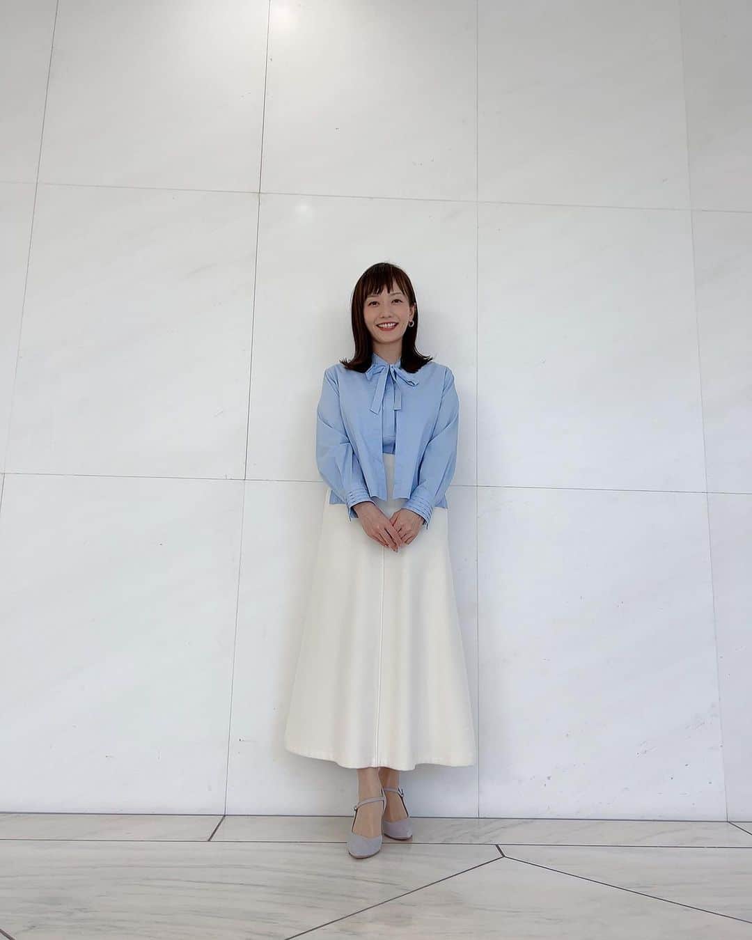 島本真衣さんのインスタグラム写真 - (島本真衣Instagram)「今日は『成人の日』ですね。新成人の皆さんおめでとうございます🤍  今日のワイド!スクランブルで着用した衣装です。見てくださった皆さんありがとうございました♪  #ブラウス #スカート @moga_bigi_official   #ピアス @pontevecchio_jp   #パンプス @kanematsu_official」1月9日 14時27分 - mai_shimamoto_ex