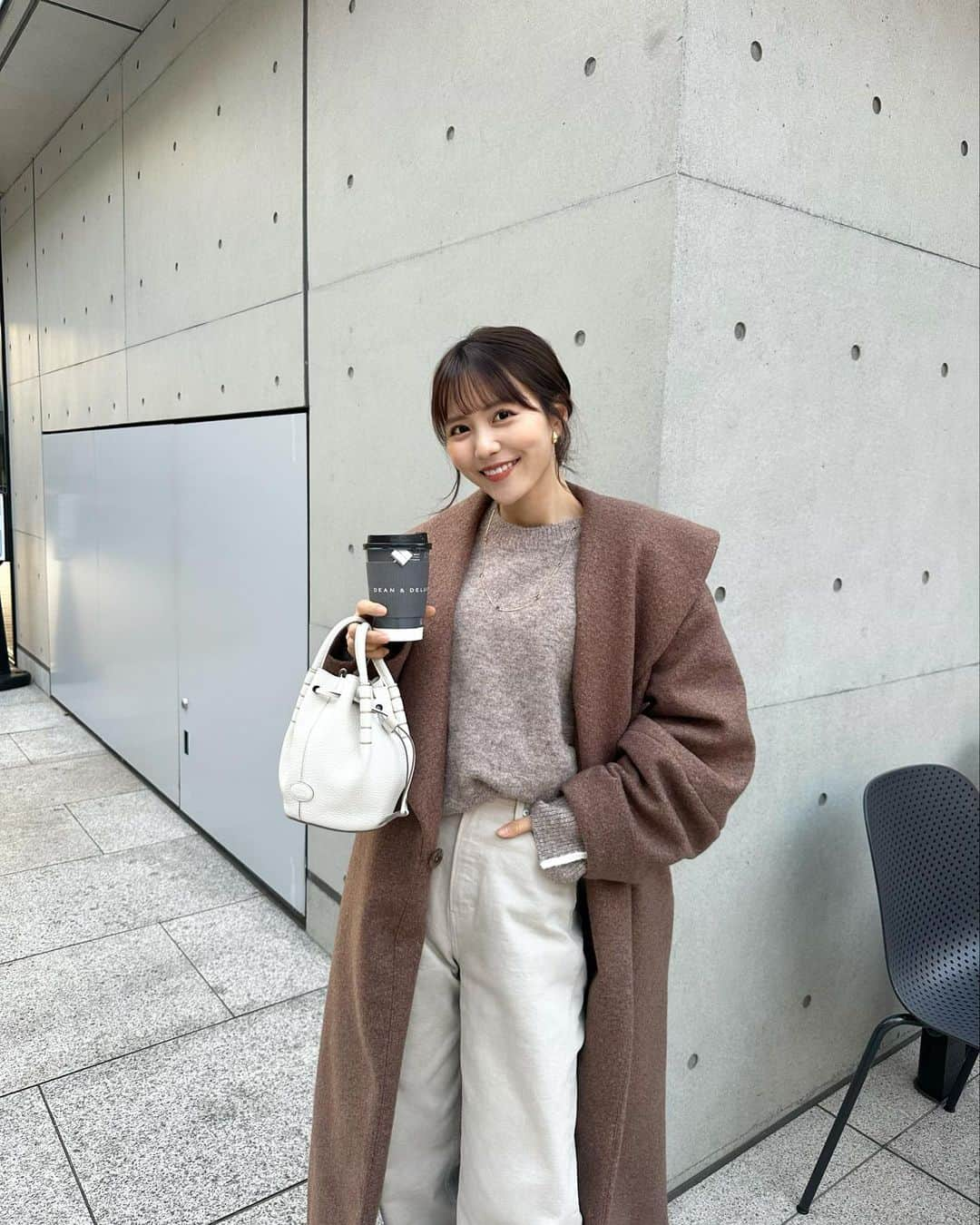 NittaSachikaさんのインスタグラム写真 - (NittaSachikaInstagram)「Brown Beige OOTD♡  ゆるっと着こなせるコーデ大好きっ 色の組み合わせ我ながら可愛い〜  なにより、この間から 激推しのデニム、色違いも可愛すぎる。  カバー力高い＆スタイルアップの形はさながら、 ホワイトすぎず、オフホワイトとライトベージュの間のカラー“ sand ”が何でも合って最高なの🥲🙏🏽  Knit @sachat__official  Pants @ひみつ♡ Bag @tods  Pumps @odetteeodile  Coat @sachat__official   そんでまつげめっちゃいい感じなんやがっ 目尻にかけて靡かせてもらった⤴︎ みかちゃんありがとう🥰  金沢の方も是非可愛くしてもらってねん♡」1月9日 15時42分 - chacch1