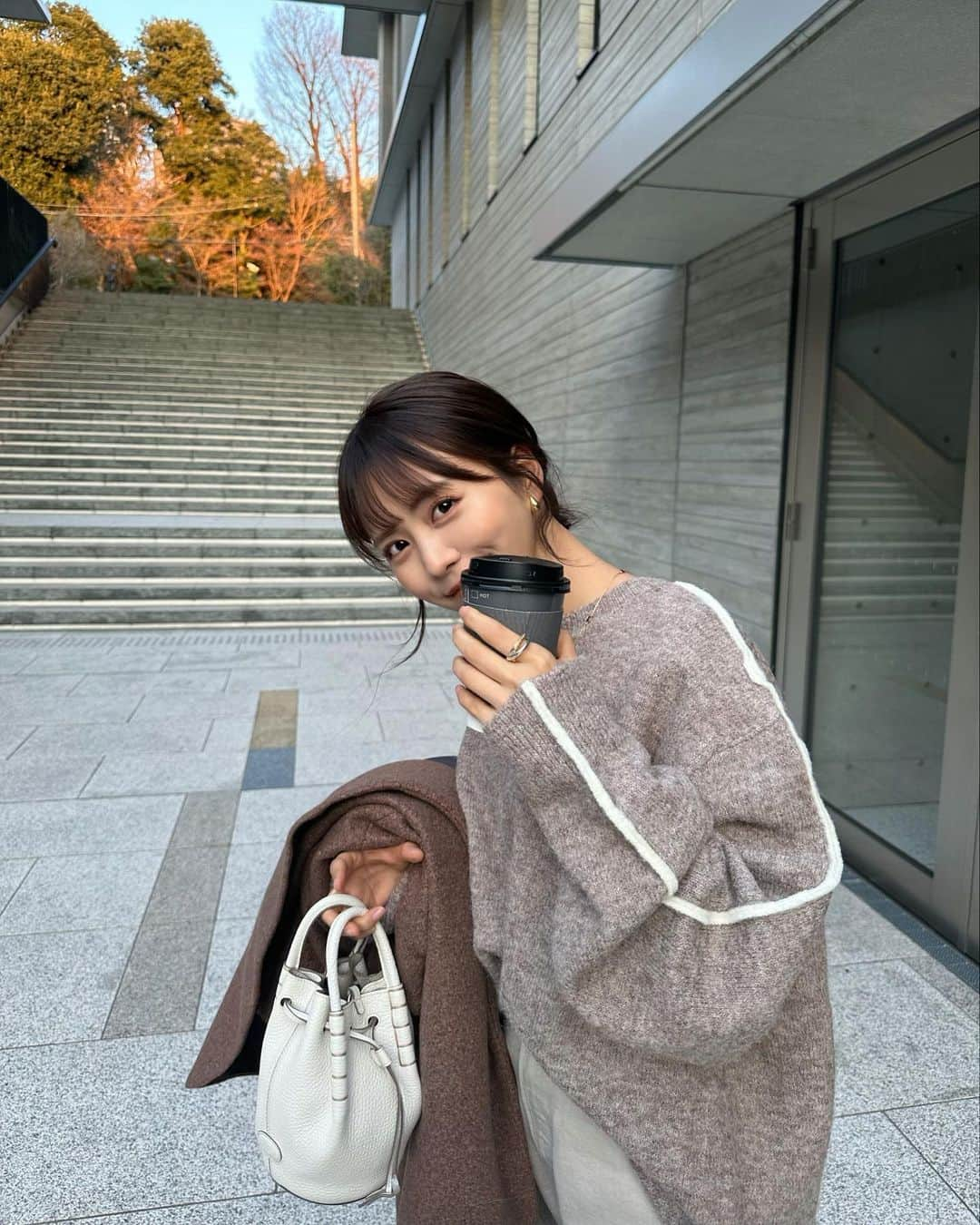 NittaSachikaさんのインスタグラム写真 - (NittaSachikaInstagram)「Brown Beige OOTD♡  ゆるっと着こなせるコーデ大好きっ 色の組み合わせ我ながら可愛い〜  なにより、この間から 激推しのデニム、色違いも可愛すぎる。  カバー力高い＆スタイルアップの形はさながら、 ホワイトすぎず、オフホワイトとライトベージュの間のカラー“ sand ”が何でも合って最高なの🥲🙏🏽  Knit @sachat__official  Pants @ひみつ♡ Bag @tods  Pumps @odetteeodile  Coat @sachat__official   そんでまつげめっちゃいい感じなんやがっ 目尻にかけて靡かせてもらった⤴︎ みかちゃんありがとう🥰  金沢の方も是非可愛くしてもらってねん♡」1月9日 15時42分 - chacch1