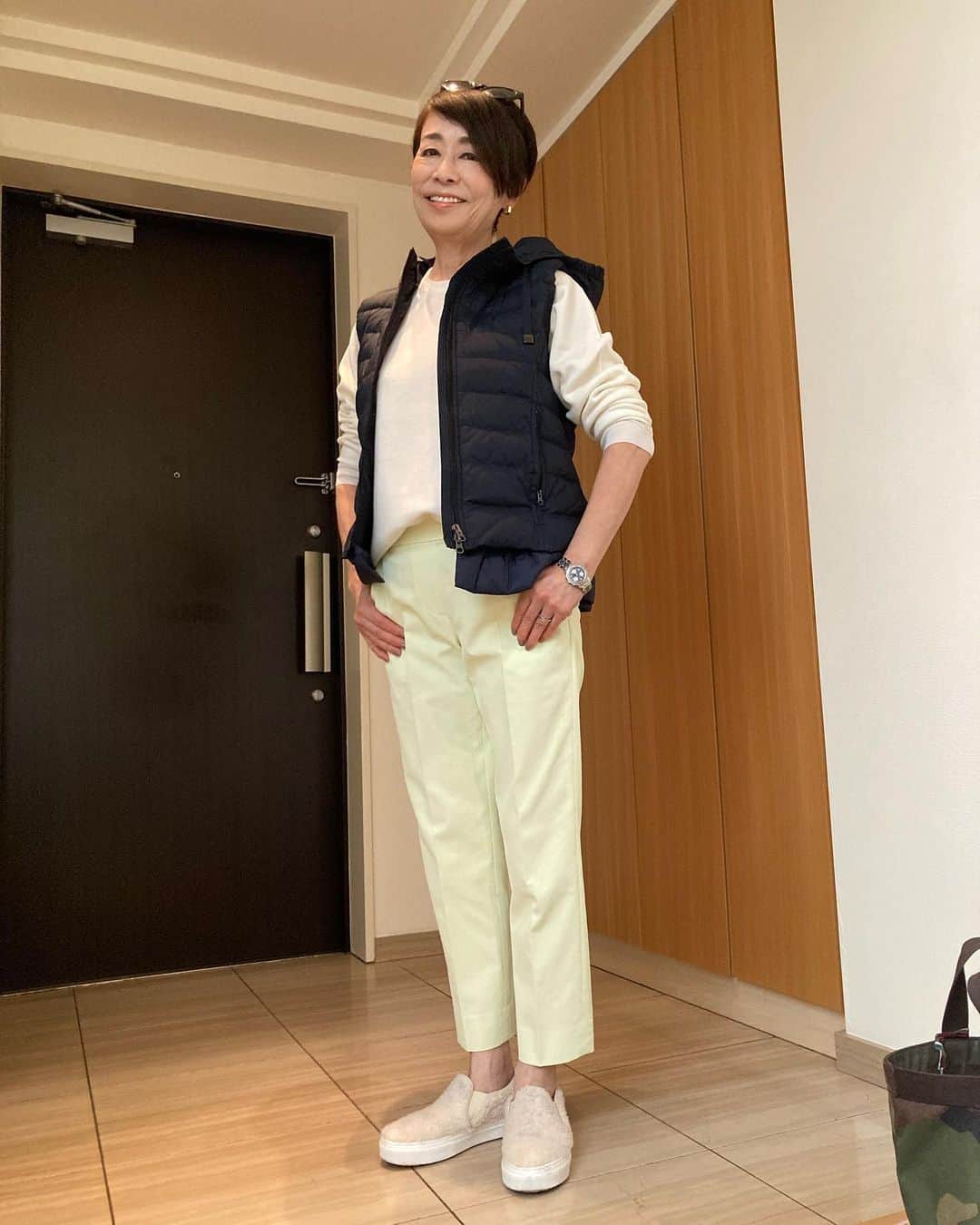 安藤優子さんのインスタグラム写真 - (安藤優子Instagram)「リン　グッジョブ‼️  あったかいのでレモンイエローのパンツを履いてみたくなりました。  で、最初はモコモコスリッポンを合わせたのですが、もしかしたらゼブラ柄のローファーもいいかなと。  そこにファッションチェック担当、リン参上！  相談の結果（笑）、やっぱりモコモコスリッポンになりました！  クロップドパンツは#エムフィル 、トップスは、スエット風ニット、#ジョンスメドレー です。  上に羽織ったダウンベストはネイビーで、#ディノス です。  どこに行くかって？はい、巨大エコバッグを抱えてワンダーランドです。  では行ってきます‼️  #フレンチブルドッグ  #安藤優子」1月9日 16時59分 - yukoando0203