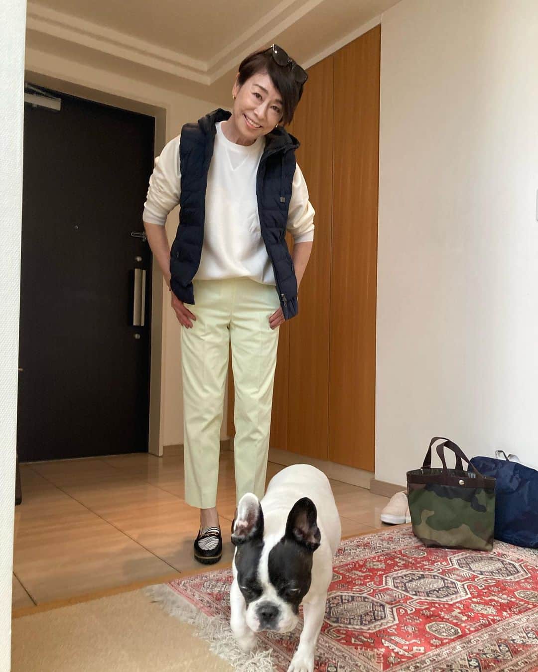 安藤優子さんのインスタグラム写真 - (安藤優子Instagram)「リン　グッジョブ‼️  あったかいのでレモンイエローのパンツを履いてみたくなりました。  で、最初はモコモコスリッポンを合わせたのですが、もしかしたらゼブラ柄のローファーもいいかなと。  そこにファッションチェック担当、リン参上！  相談の結果（笑）、やっぱりモコモコスリッポンになりました！  クロップドパンツは#エムフィル 、トップスは、スエット風ニット、#ジョンスメドレー です。  上に羽織ったダウンベストはネイビーで、#ディノス です。  どこに行くかって？はい、巨大エコバッグを抱えてワンダーランドです。  では行ってきます‼️  #フレンチブルドッグ  #安藤優子」1月9日 16時59分 - yukoando0203