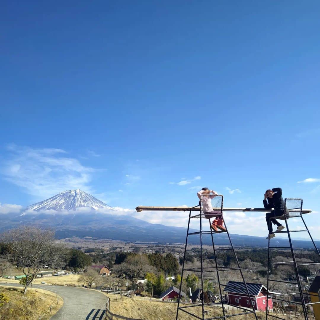 中田有紀さんのインスタグラム写真 - (中田有紀Instagram)「ちょっと高い場所から富士山をゆったり眺めることができて気持ちいいです。特等席だな😊 娘は引き馬体験したり、牛の乳搾りをしたり、放牧場で羊に追いかけられたり、餌やりをしたり、楽しそうでした😁 寒くても牧場のソフトクリームは食べる💕 #まかいの牧場 #スカイカウンター #牛さん #ソフトクリーム」1月9日 17時48分 - akinakada0508