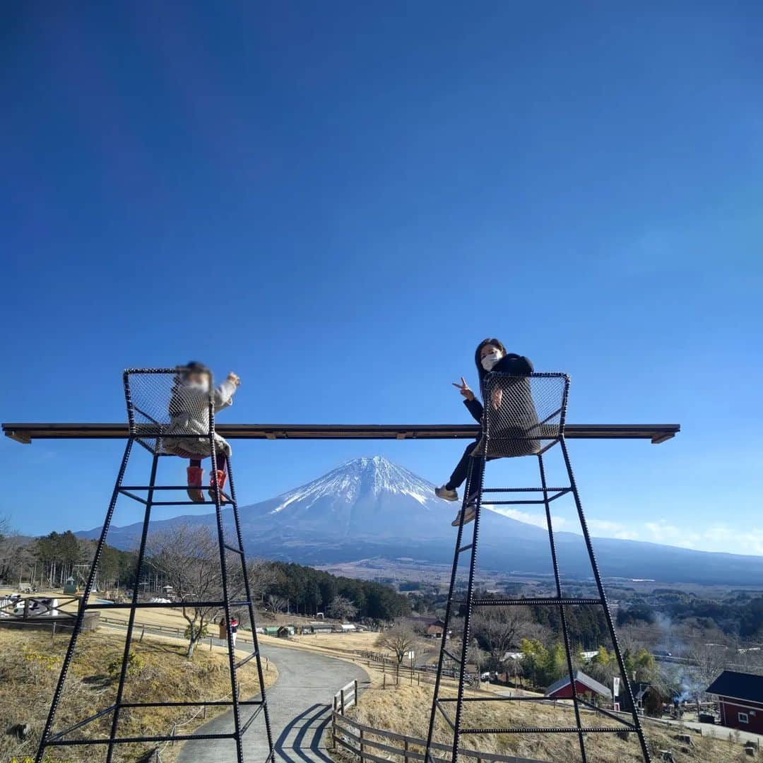 中田有紀さんのインスタグラム写真 - (中田有紀Instagram)「ちょっと高い場所から富士山をゆったり眺めることができて気持ちいいです。特等席だな😊 娘は引き馬体験したり、牛の乳搾りをしたり、放牧場で羊に追いかけられたり、餌やりをしたり、楽しそうでした😁 寒くても牧場のソフトクリームは食べる💕 #まかいの牧場 #スカイカウンター #牛さん #ソフトクリーム」1月9日 17時48分 - akinakada0508