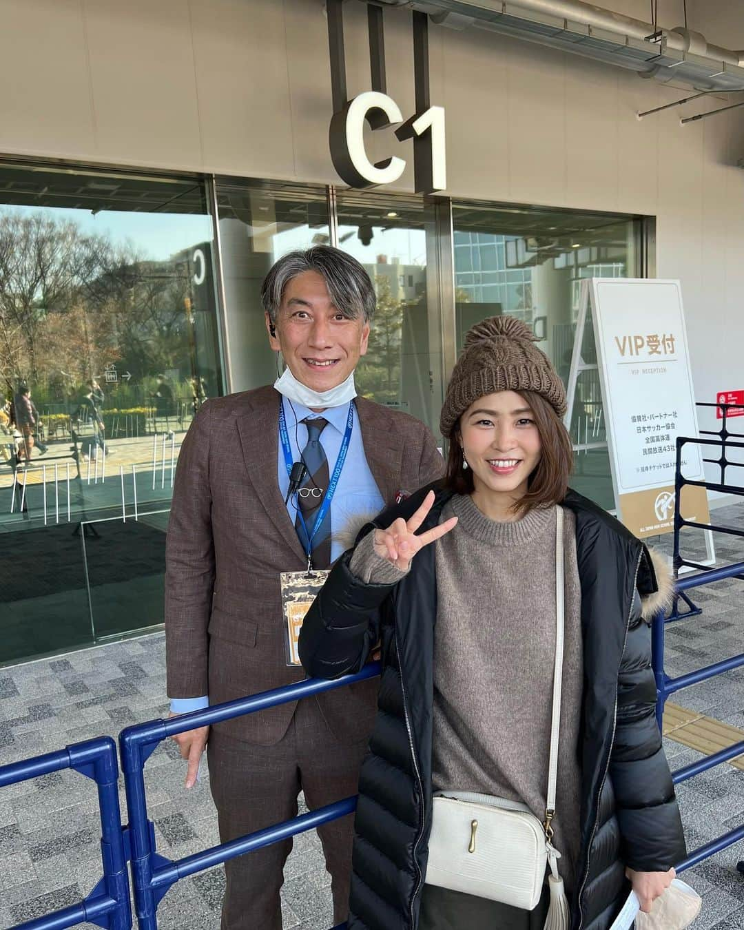 坂元美香さんのインスタグラム写真 - (坂元美香Instagram)「高校サッカー決勝⚽️  Congrats 岡山学芸館！  今日は岡山学芸館を応援。 岡山が決勝に進むとは予想もしてなかった👏  年明けの高校サッカーで大作さんと 遭遇する恒例行事も完了🤣  早く野球が見たい。  #全国高校サッカー選手権大会 #高校サッカー #高校サッカー決勝  #高校サッカー選手権 #岡山学芸館  #国立競技場 #サッカー #スポーツ観戦女子  #ご招待ありがとうございます。　 #坂元サッカー観戦記録」1月9日 18時15分 - mika_saka