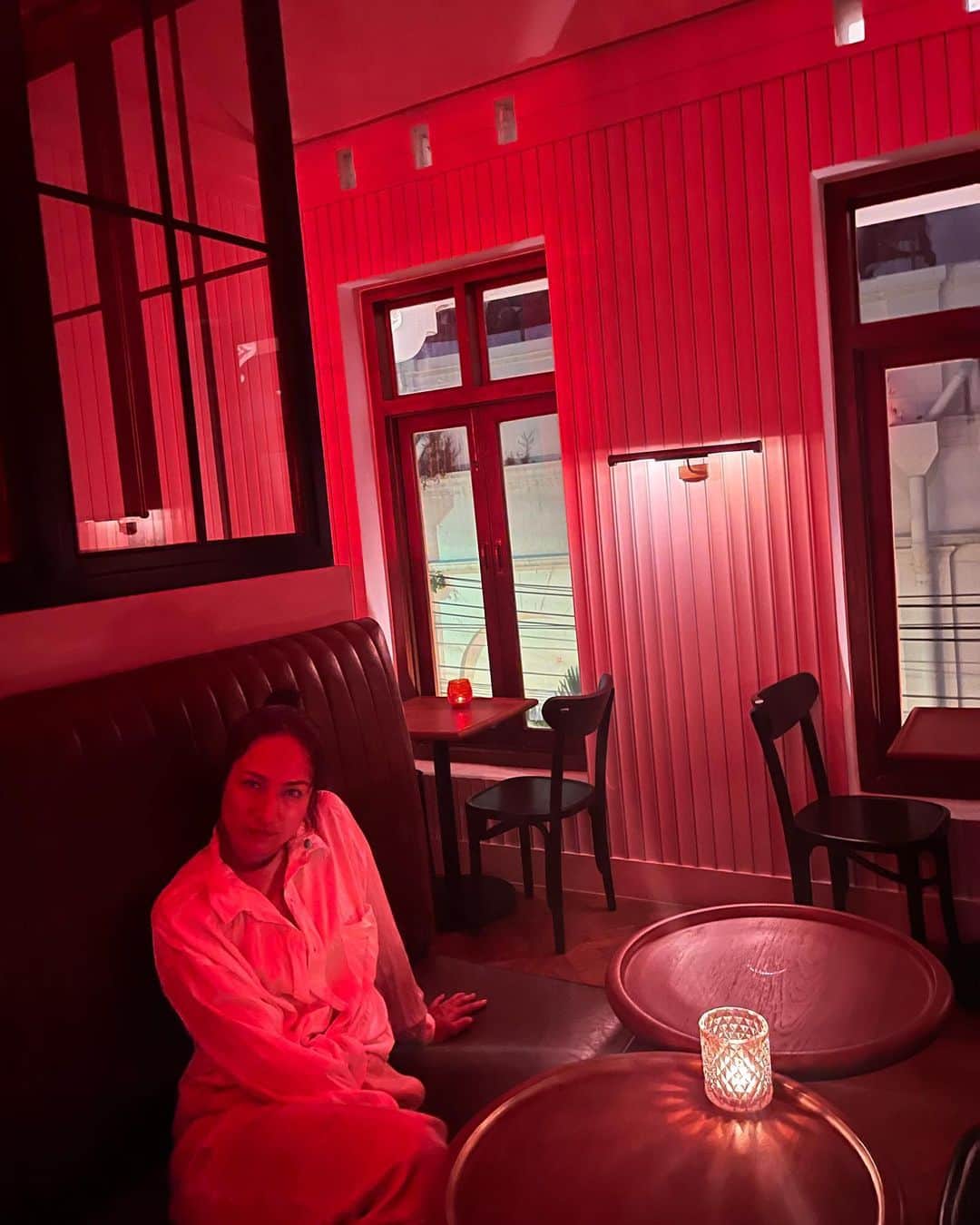 佐田真由美さんのインスタグラム写真 - (佐田真由美Instagram)「Bangkok Night 主人が内装デザインしたレストランへ @aksornbkk  2022年 ミシュランも獲得したんです✨✨  シェフはタイ料理界で初めてミシュランを獲得したオーストラリア人のデビッド トンプソンさん お店の名前の 【Aksorn/アクソーン】 はタイ語でアルファベットだそう レシピがAからZまで沢山あると言うイメージなんだってー 説明下手かも… とにかく初めて頂くタイ料理だった😭一品一品逸品✨ またまた美味し過ぎて食事の写真が殆ど撮れなかった私…（三枚しか撮ってない） 内装は勿論素敵❤️‍🔥❤️‍🔥❤️‍🔥 最後の何枚かの赤い世界は　これまた主人が内装デザインした裏手にあるジャズバーです。 最高カッコよかった❣️❣️ 私もだけど 娘達がパパを尊敬するって素敵 そんな機会を下さる全てに感謝です @taybarom ❤️❤️❤️❤️❤️  是非是非Bangkokに行ったらチェックしてみて下さい❣️」1月9日 18時30分 - sadamayumi