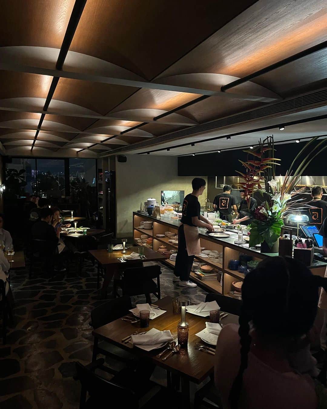 佐田真由美さんのインスタグラム写真 - (佐田真由美Instagram)「Bangkok Night 主人が内装デザインしたレストランへ @aksornbkk  2022年 ミシュランも獲得したんです✨✨  シェフはタイ料理界で初めてミシュランを獲得したオーストラリア人のデビッド トンプソンさん お店の名前の 【Aksorn/アクソーン】 はタイ語でアルファベットだそう レシピがAからZまで沢山あると言うイメージなんだってー 説明下手かも… とにかく初めて頂くタイ料理だった😭一品一品逸品✨ またまた美味し過ぎて食事の写真が殆ど撮れなかった私…（三枚しか撮ってない） 内装は勿論素敵❤️‍🔥❤️‍🔥❤️‍🔥 最後の何枚かの赤い世界は　これまた主人が内装デザインした裏手にあるジャズバーです。 最高カッコよかった❣️❣️ 私もだけど 娘達がパパを尊敬するって素敵 そんな機会を下さる全てに感謝です @taybarom ❤️❤️❤️❤️❤️  是非是非Bangkokに行ったらチェックしてみて下さい❣️」1月9日 18時30分 - sadamayumi